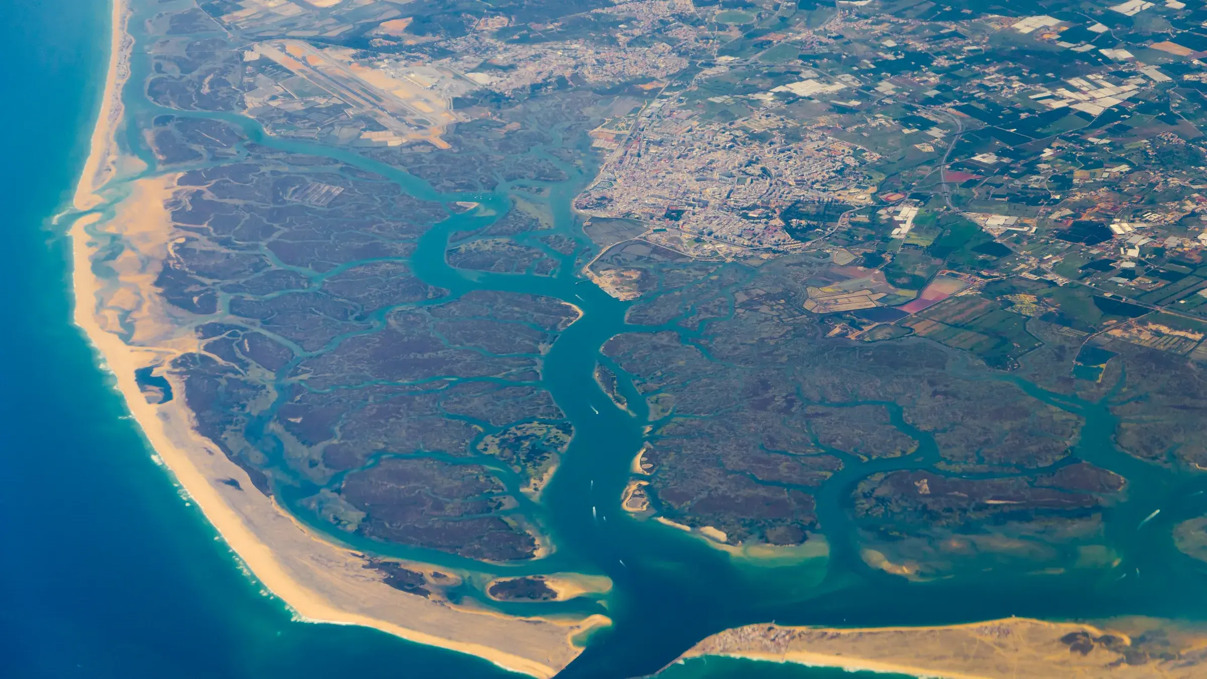 Vista aérea de canales, marismas e islas de la Ria Formosa en el Algarve