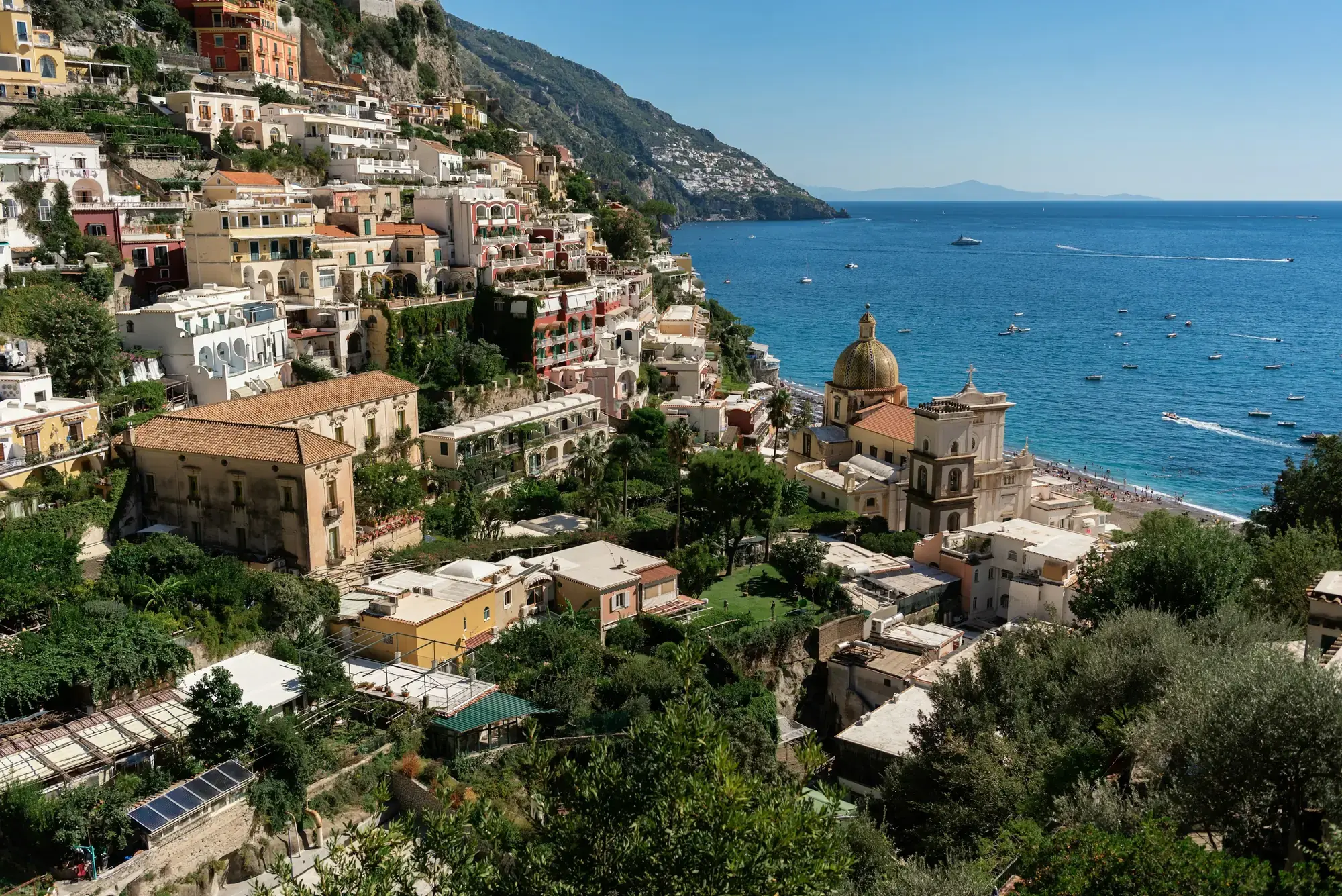Positano y la costa escalonada sobre el mar Tirreno
