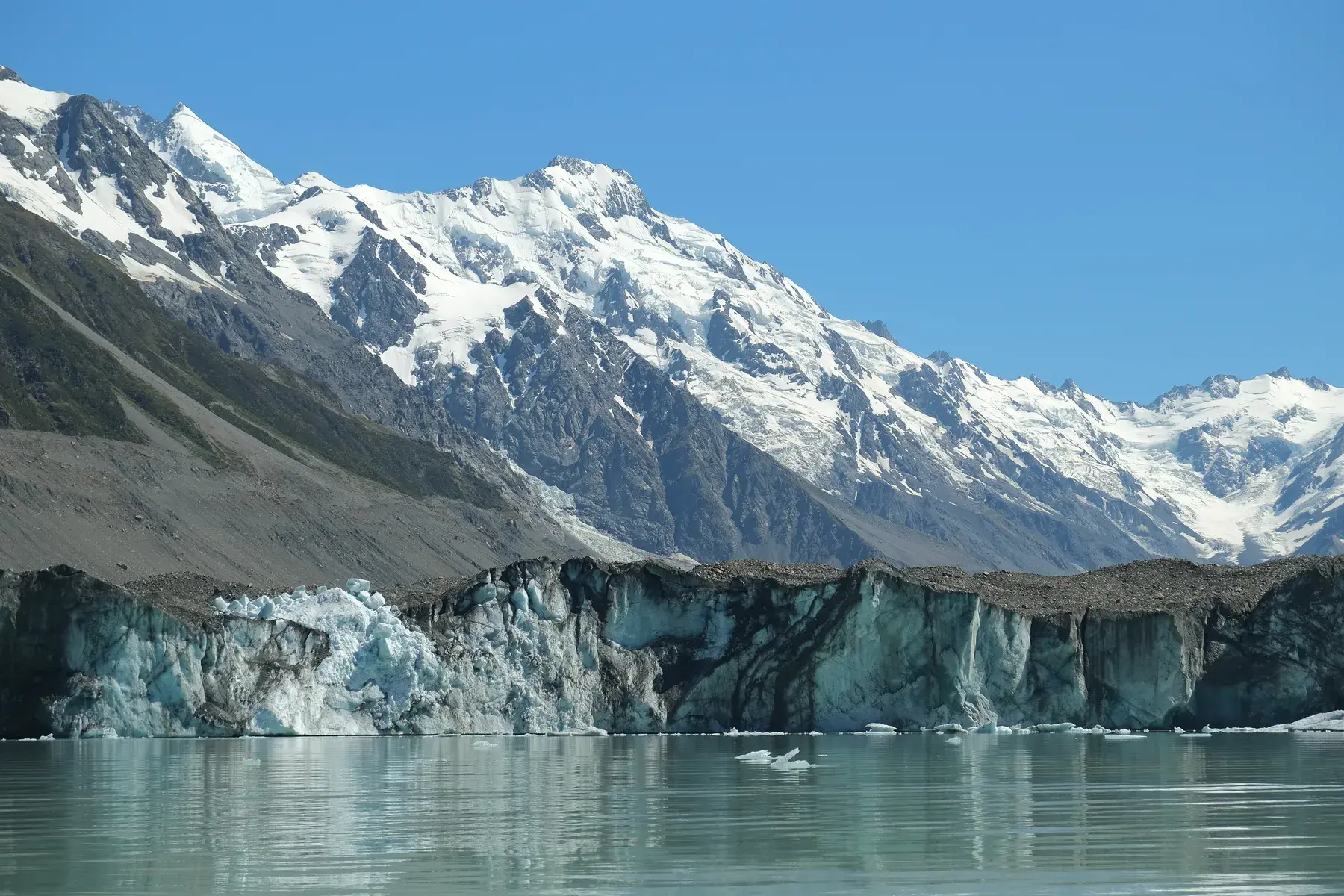 Glaciar Tasman y Mount Haidinger desde el lago glaciar, parque Aoraki