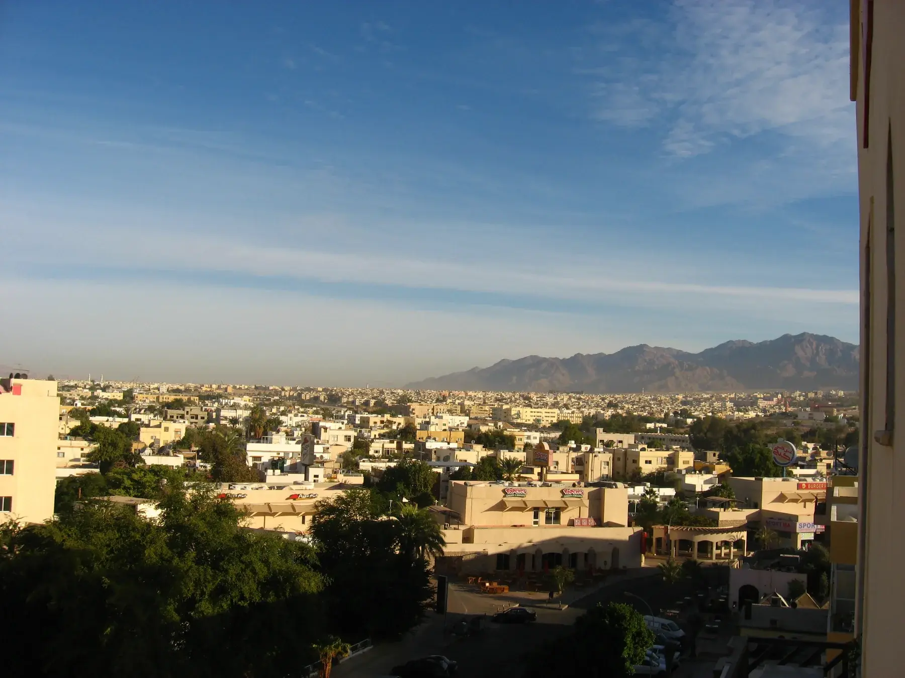 Vista urbana de Áqaba junto al golfo