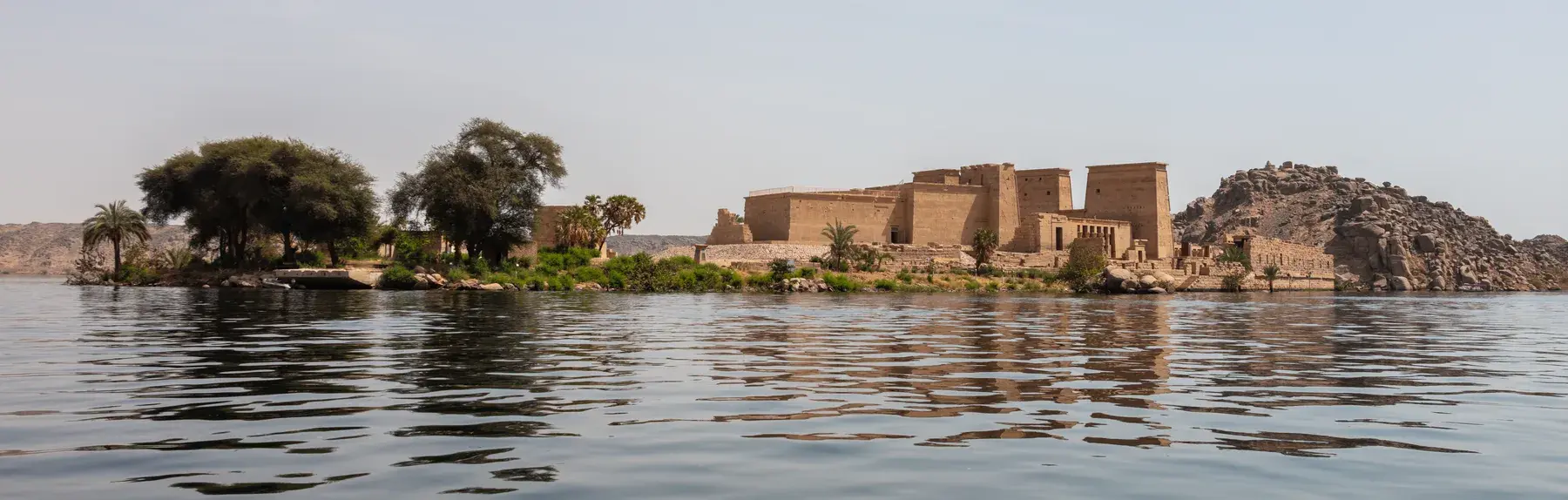 Templo de Filae junto al agua en Asuán