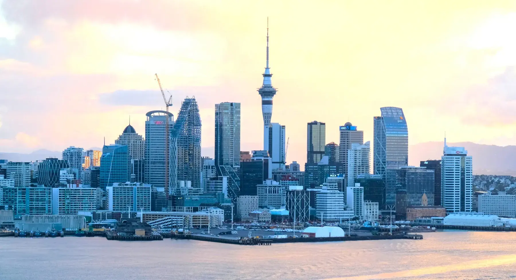 Skyline de Auckland junto al puerto