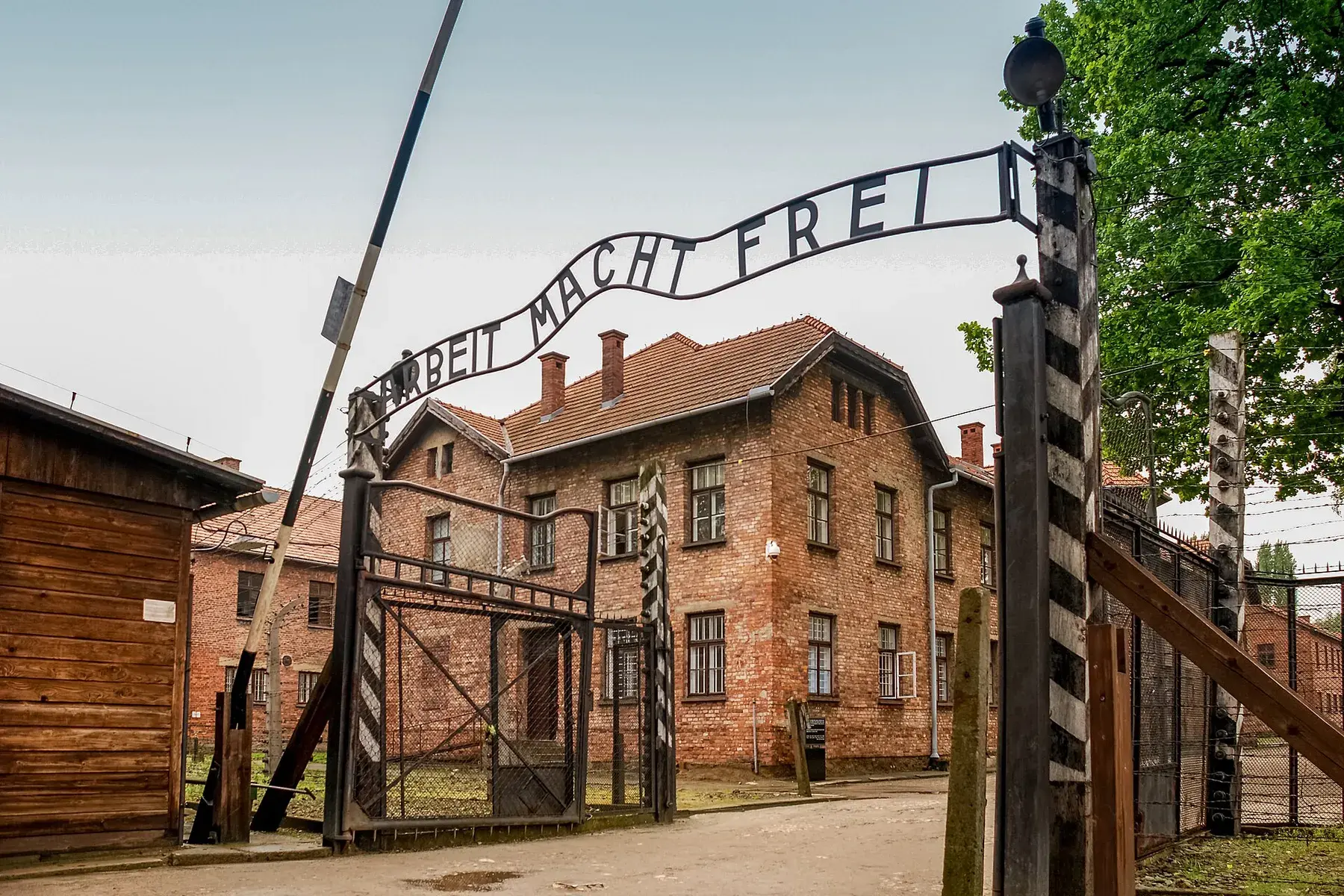 Acceso histórico al sector Auschwitz I del memorial