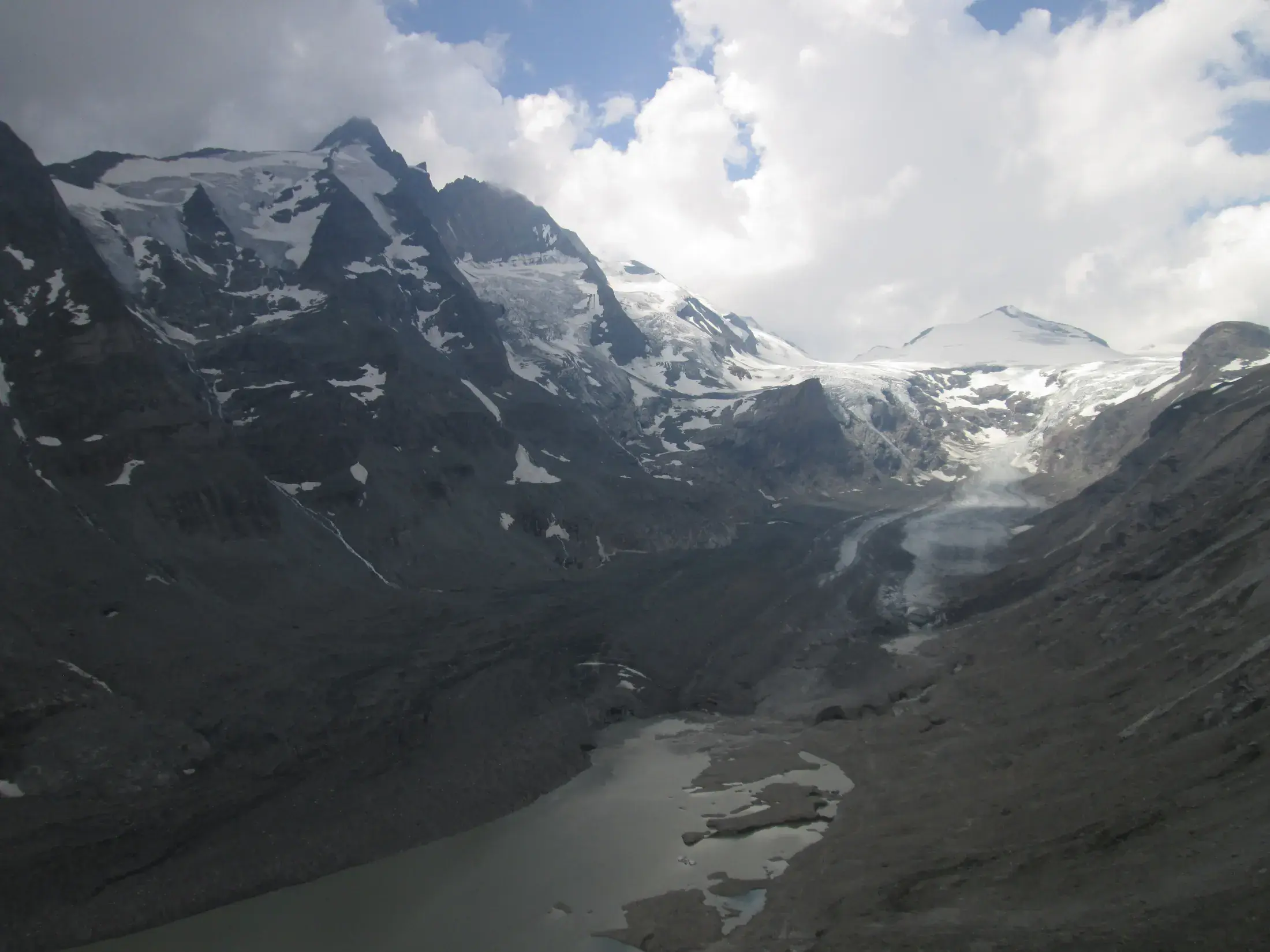 Valle alpino al pie del Großglockner, representación contextual del paisaje austríaco