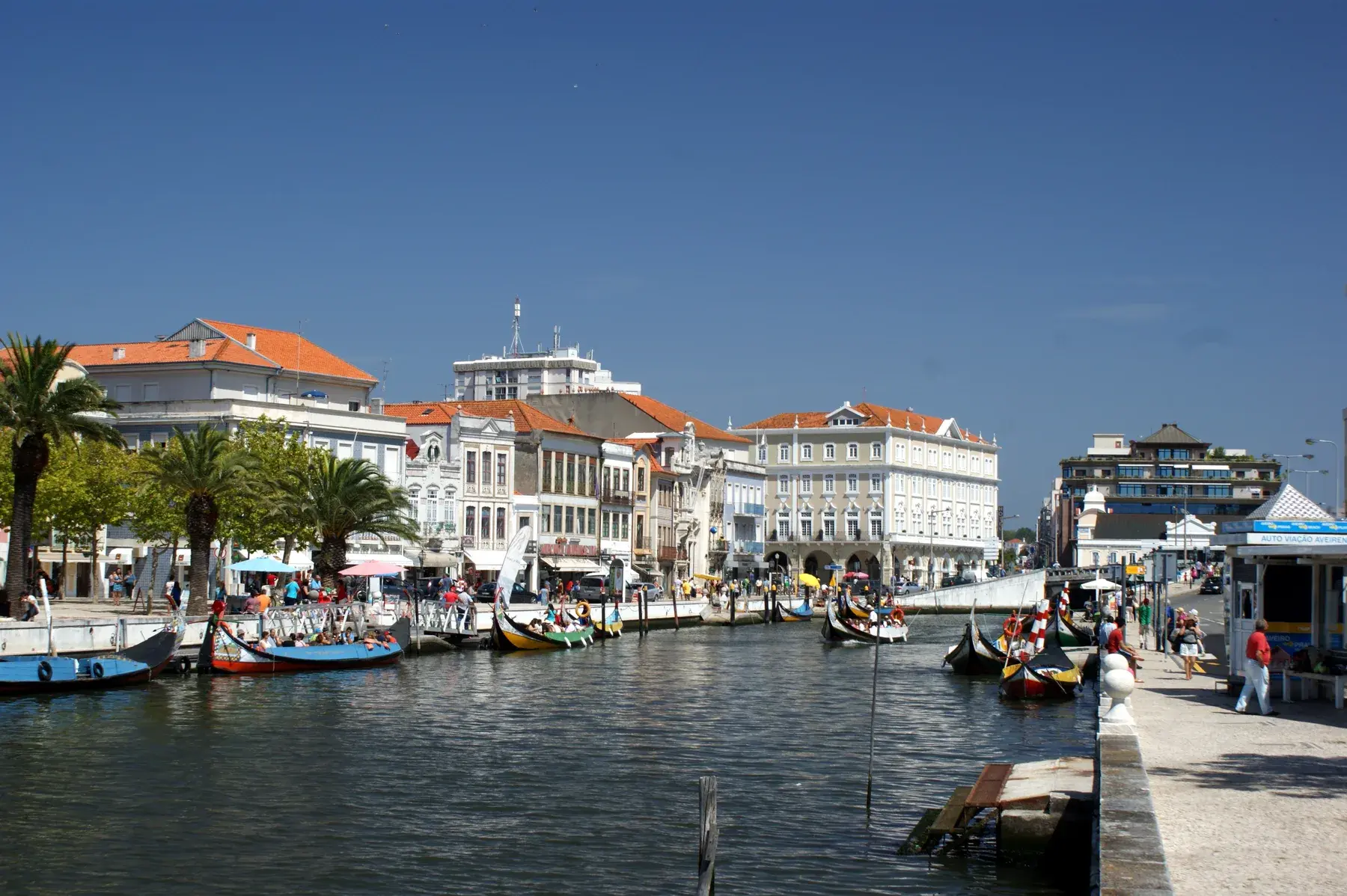 Canal urbano de Aveiro con embarcaciones y fachadas del centro