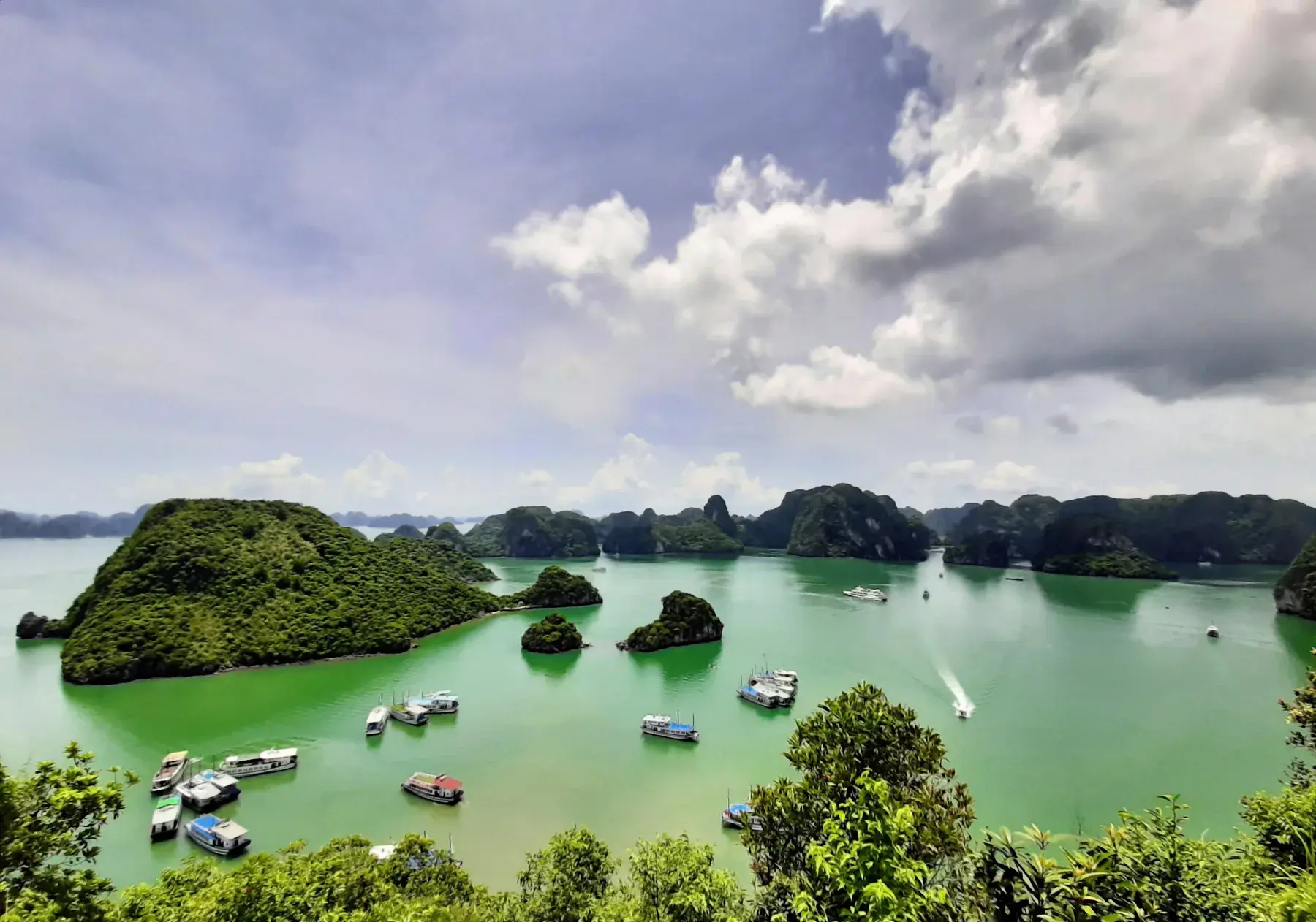 Karst marítimo de Ha Long en una fotografía ilustrativa del paisaje
