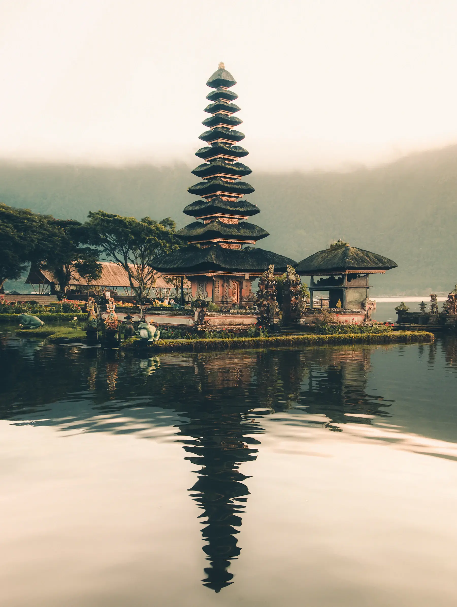 Templo rodeado de vegetación en Bali