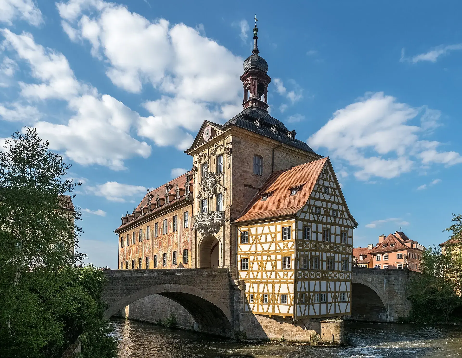 Antiguo ayuntamiento sobre el río en Bamberg