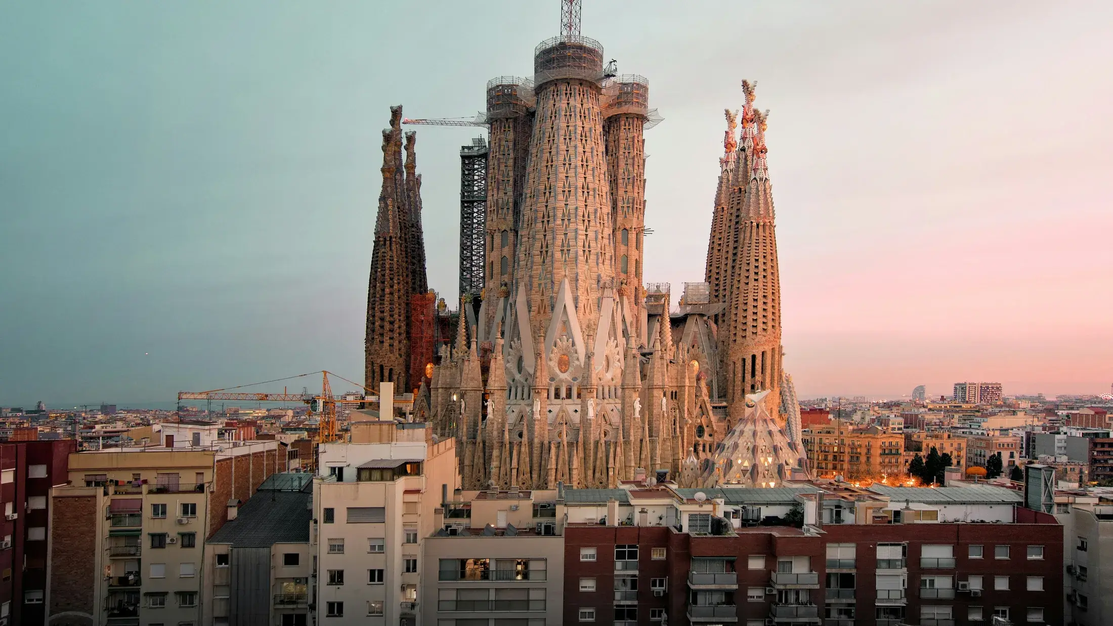 Sagrada Família sobre los edificios del Eixample de Barcelona al atardecer