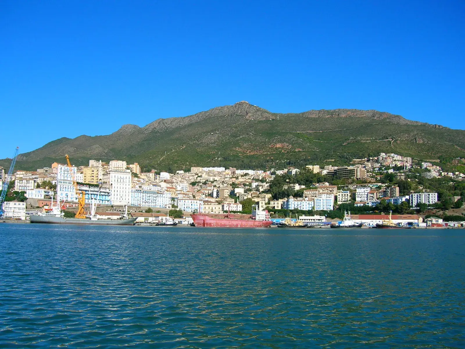 Vista del puerto y ciudad de Béjaïa