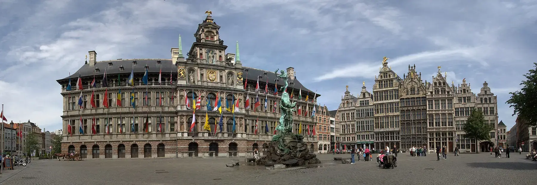 Grote Markt de Amberes con el Ayuntamiento y casas gremiales