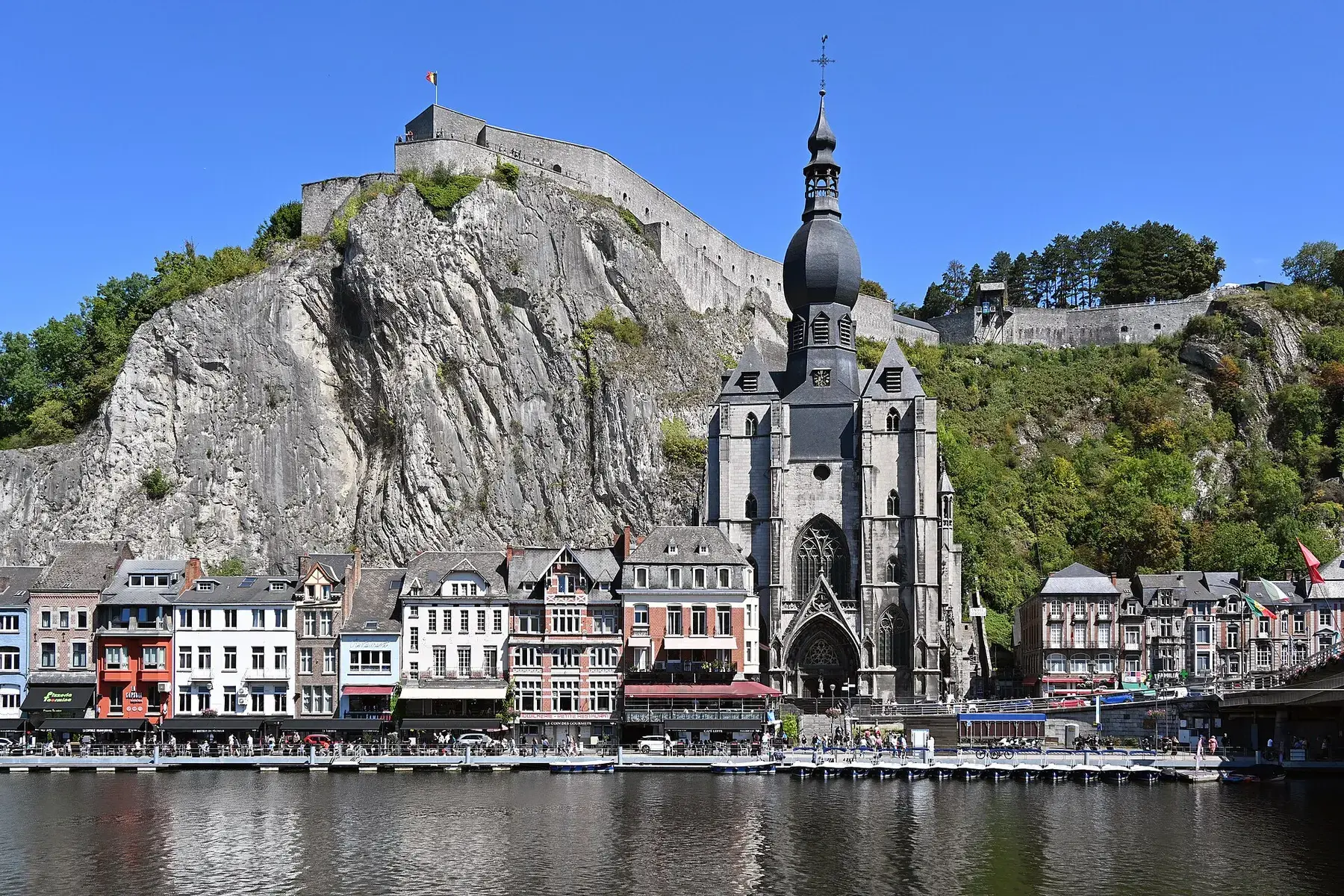 Colegiata, ciudadela y río Mosa en Dinant