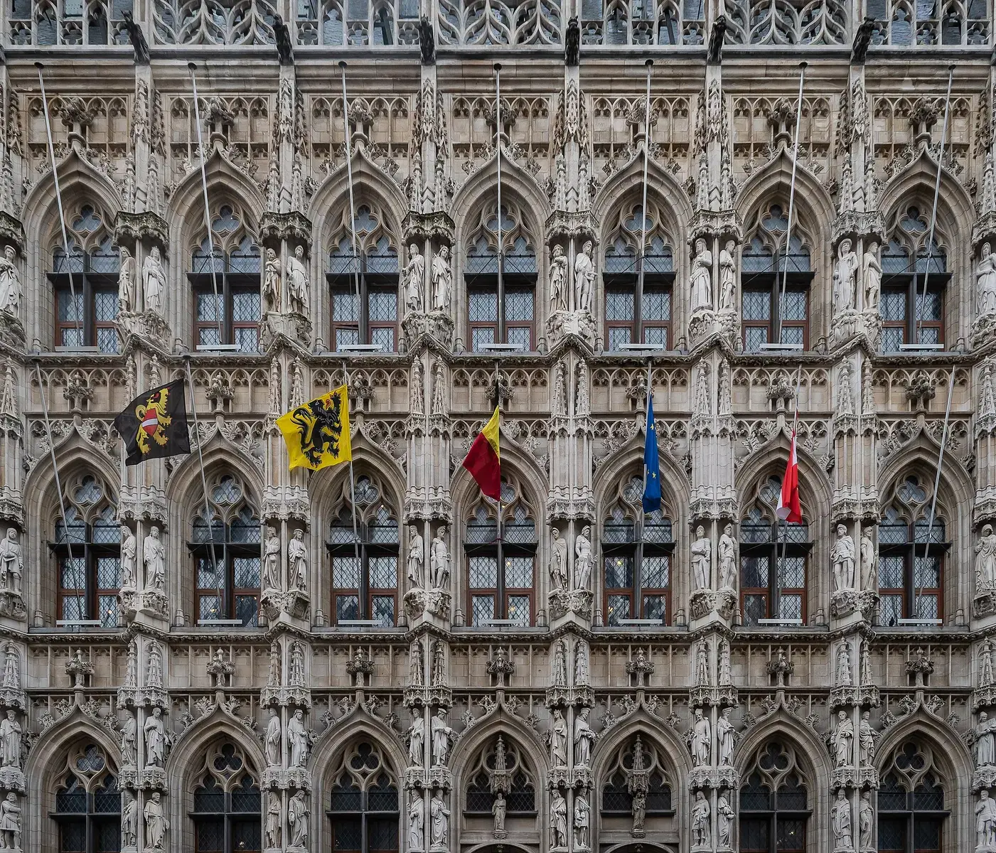Ayuntamiento gótico de Lovaina en la Grote Markt
