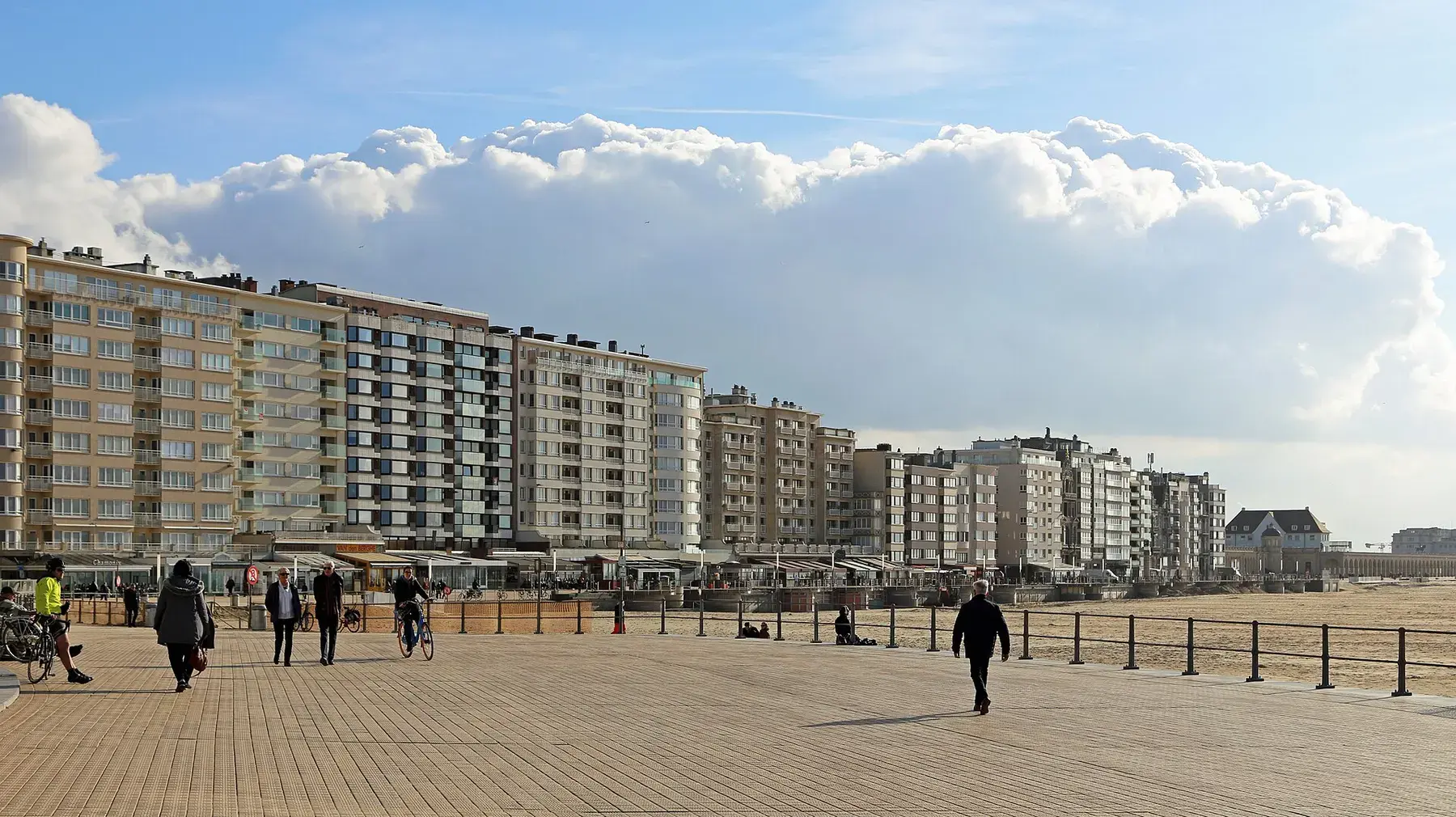 Paseo marítimo y playa de Ostende junto al mar del Norte