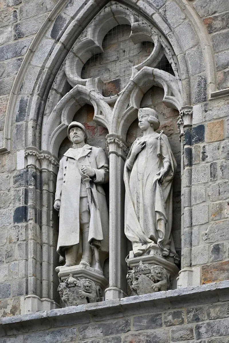 Lonja de Paños y campanario de Ypres en la Grote Markt