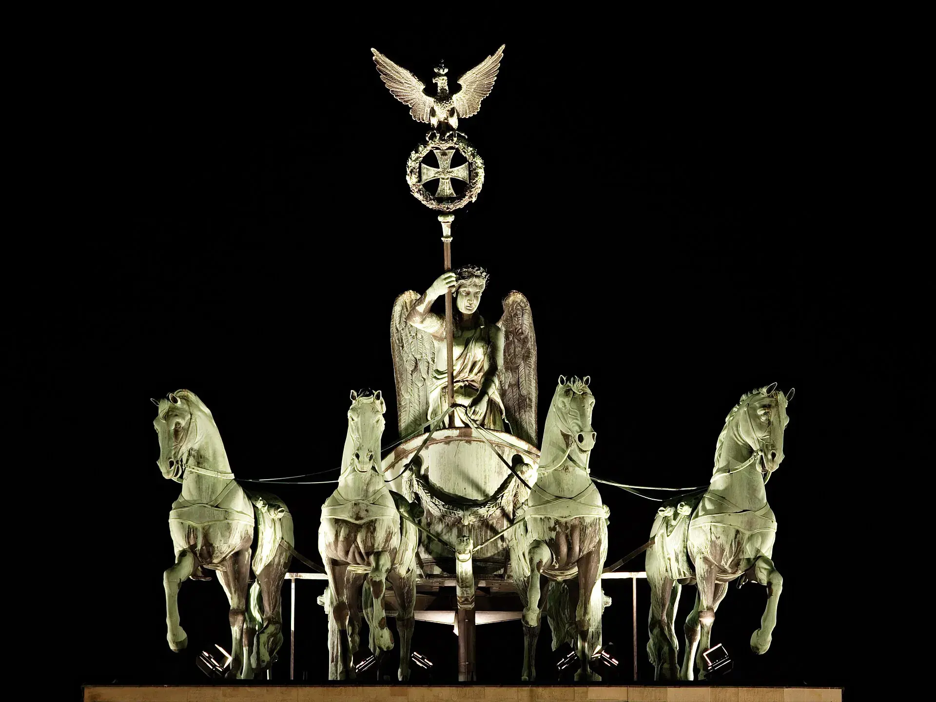 Cuadriga iluminada de la Puerta de Brandeburgo en Berlín