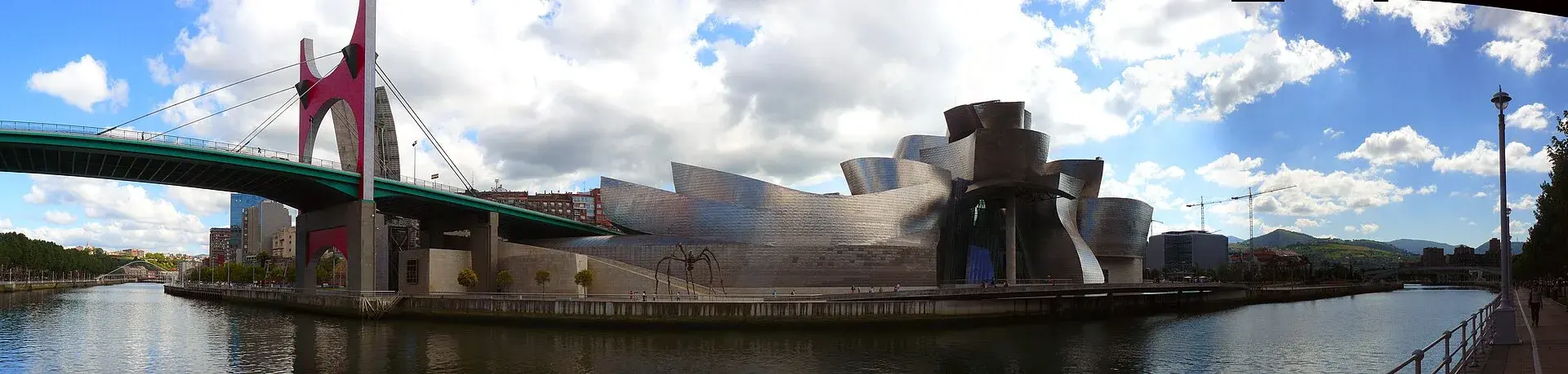 Museo Guggenheim Bilbao y paseo de la ría vistos desde la margen opuesta