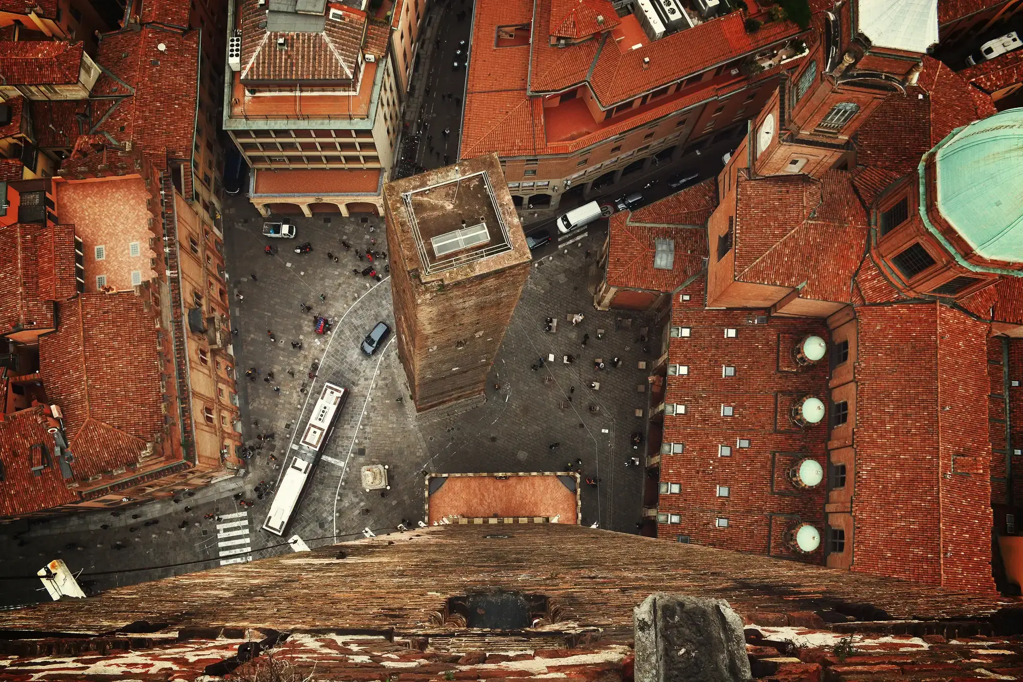 Torre Garisenda y tejados rojizos del centro histórico de Bolonia vistos desde la Torre degli Asinelli