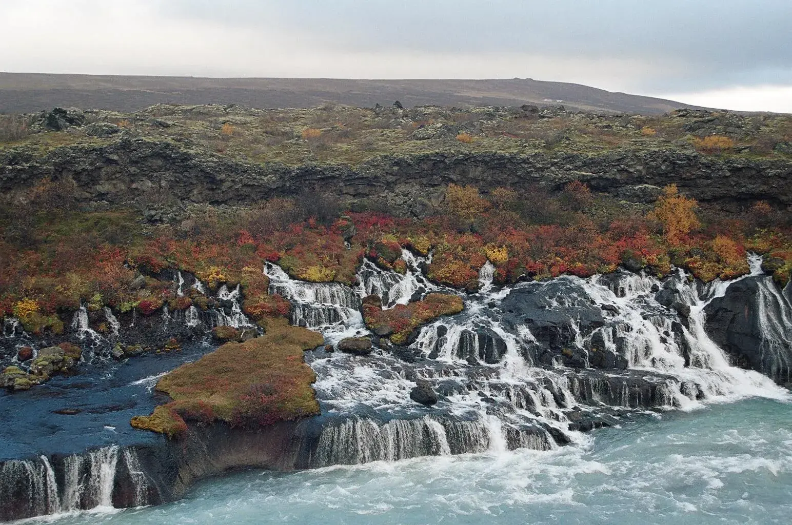 Cascadas Hraunfossar en Borgarfjörður occidental