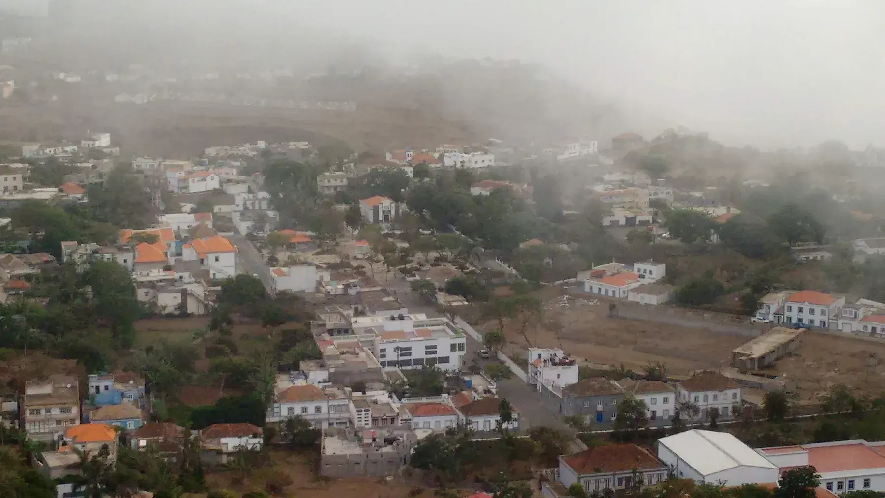 Nova Sintra entre la niebla, en Brava
