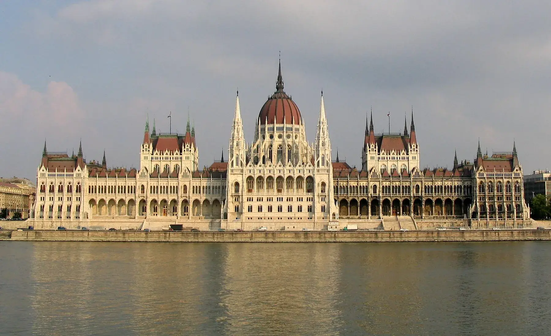 Parlamento de Budapest junto al Danubio