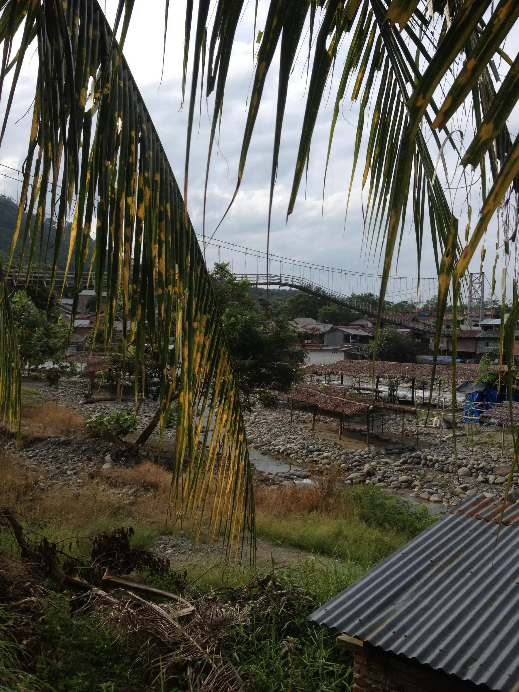 Puente sobre el río Bohorok en Bukit Lawang