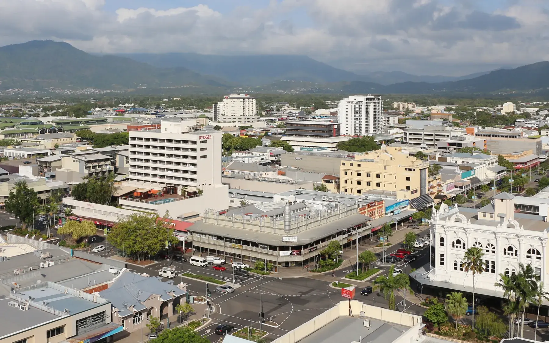 Vista urbana de Cairns, base para organizar visitas a la Gran Barrera de Coral