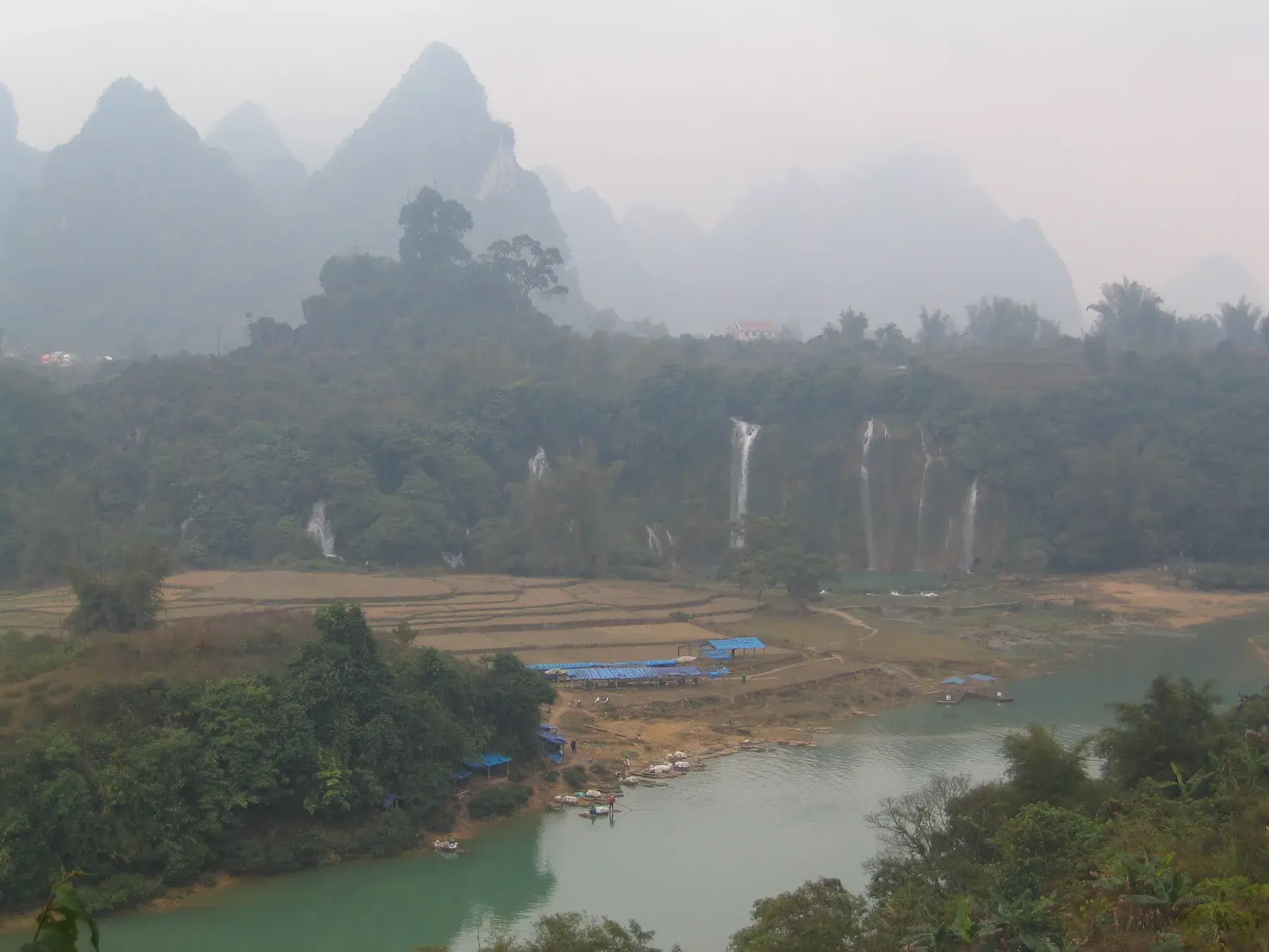 Cascadas de Ban Gioc en la frontera, vistas desde el lado chino