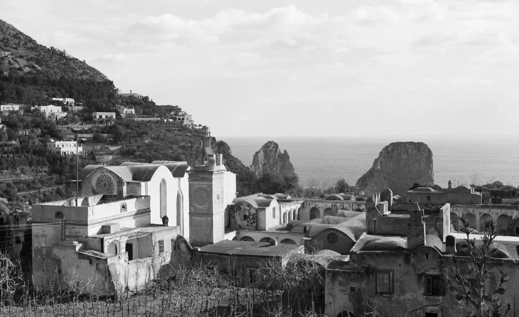 Anacapri y los Faraglioni en la isla de Capri