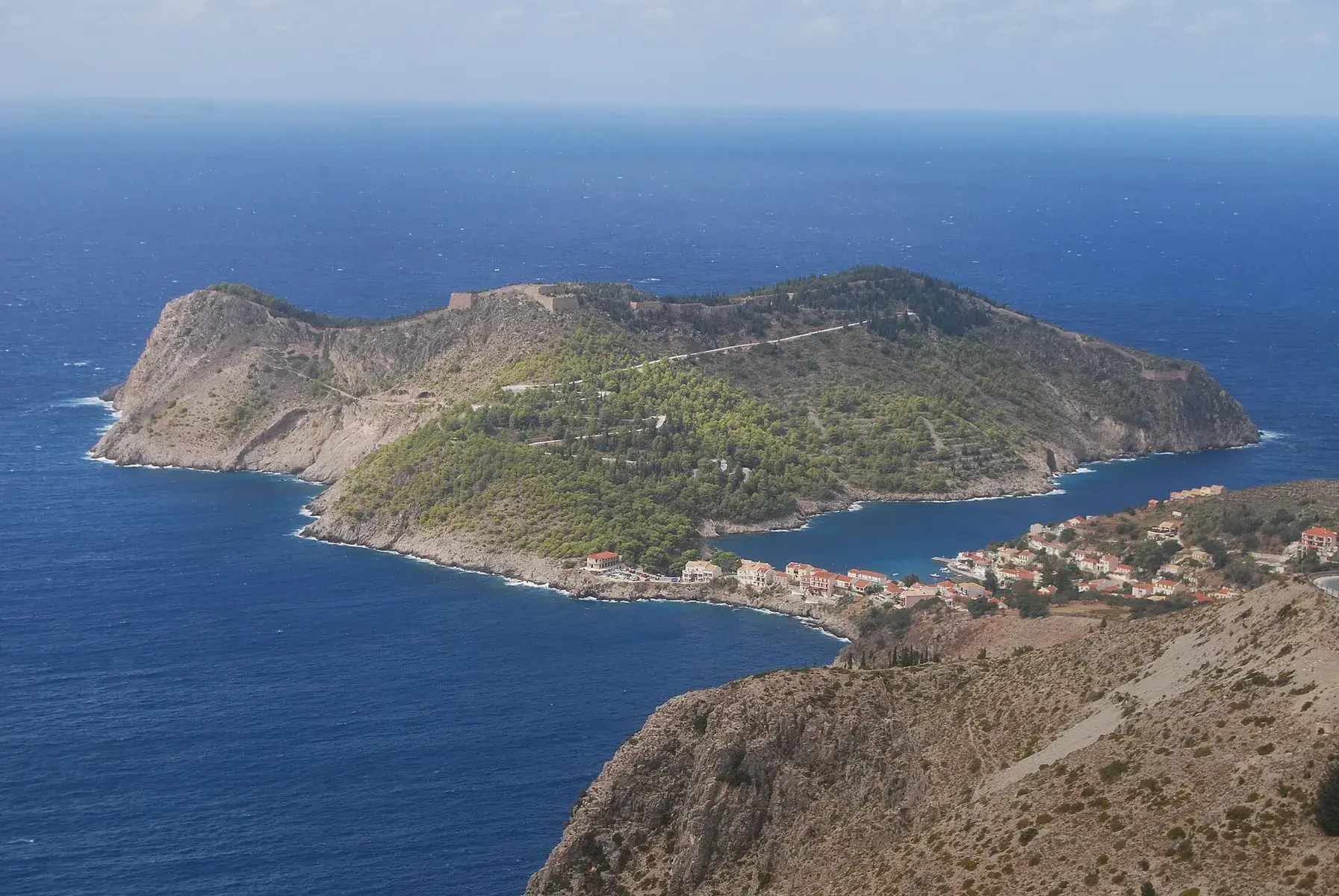 Pueblo de Assos en Cefalonia