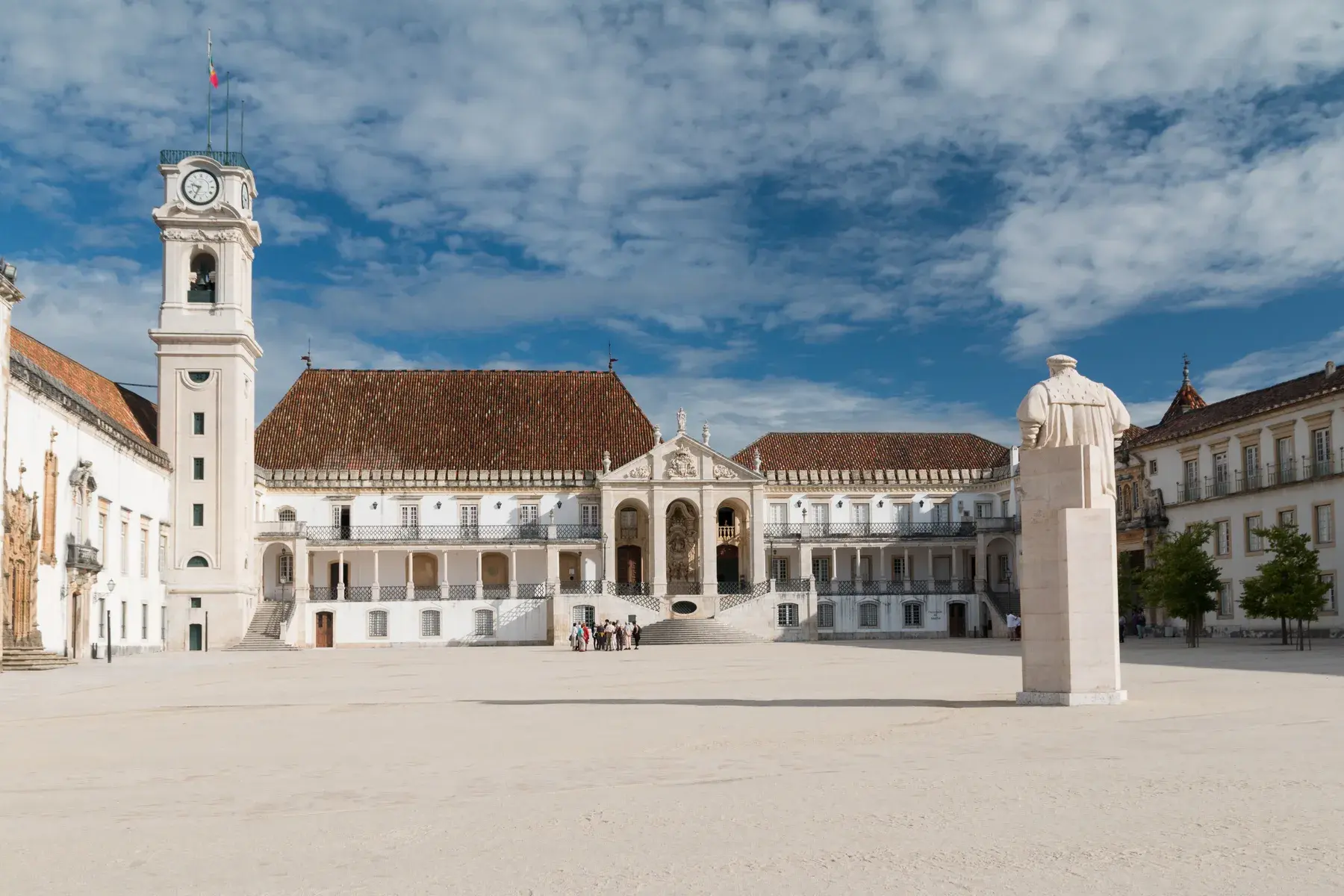 Patio del Paço das Escolas y torre de la Universidade de Coimbra