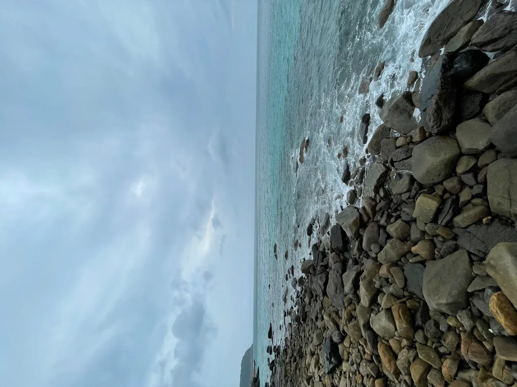 Costa natural de la isla de Con Dao