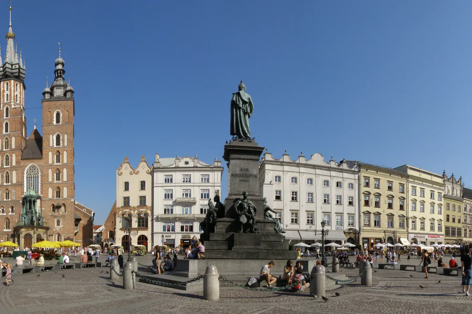 Rynek Główny de Cracovia y monumento de Adam Mickiewicz
