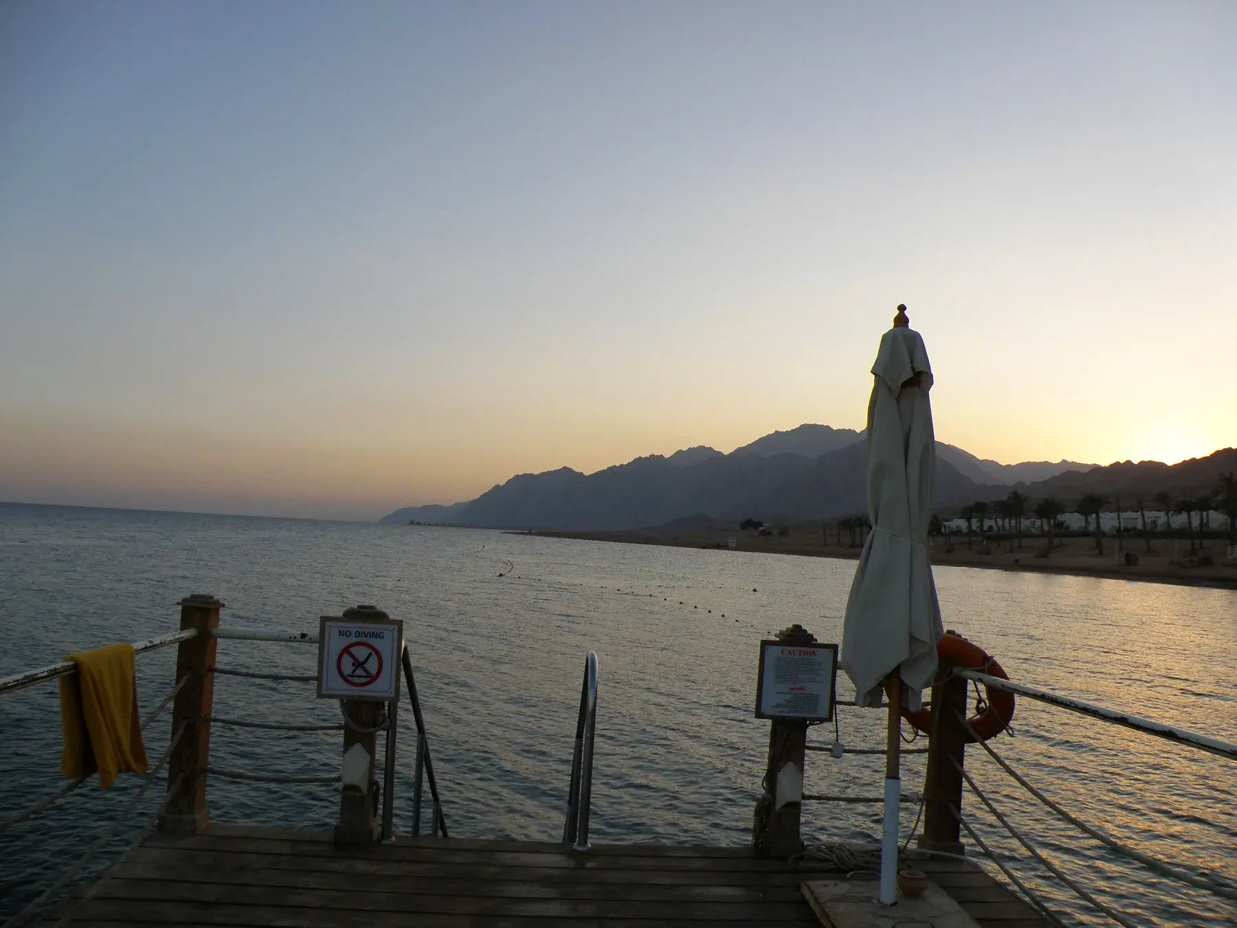 Frente costero de Dahab al atardecer