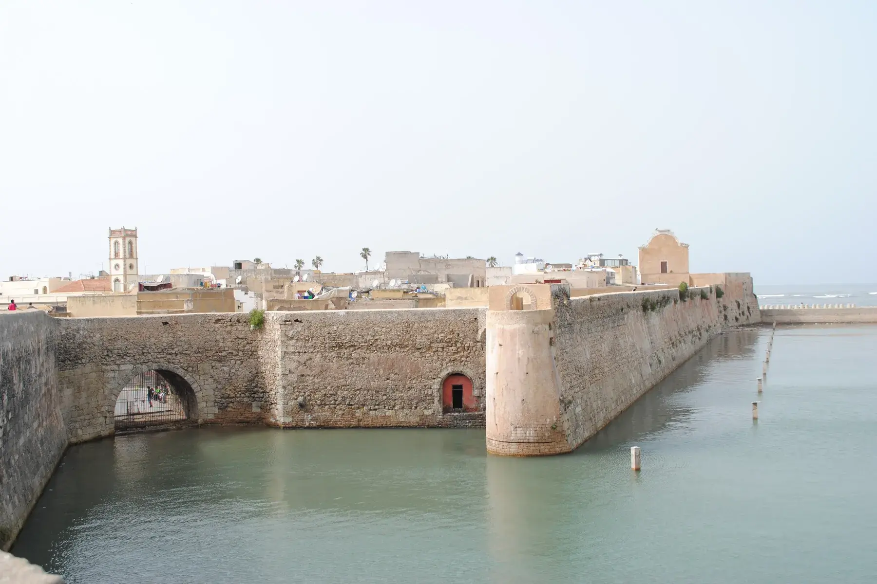 Murallas de la ciudad portuguesa de El Jadida junto al mar