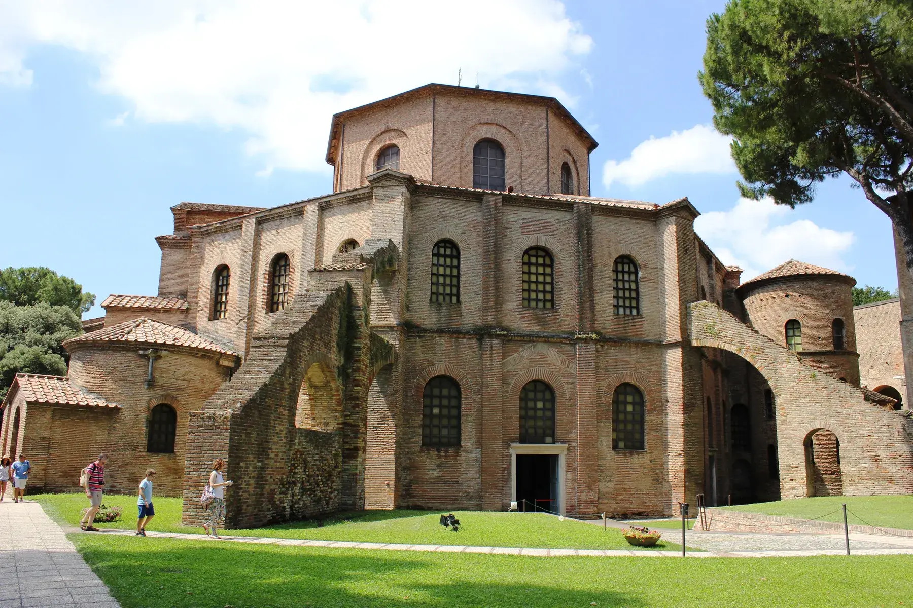 Exterior de la basílica de San Vitale en Rávena, Emilia-Romaña