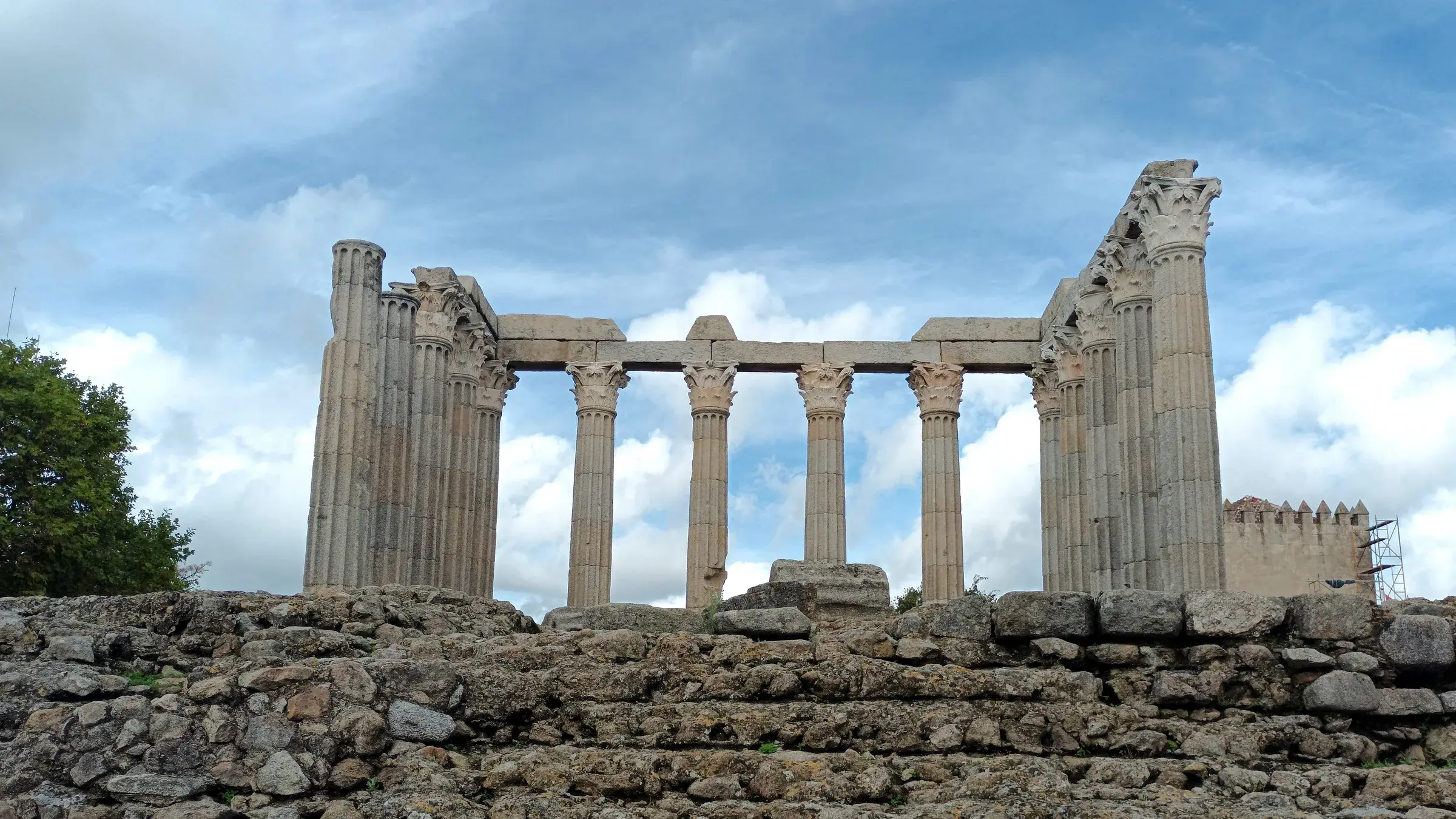 Templo romano y caserío histórico de Évora bajo el cielo del Alentejo