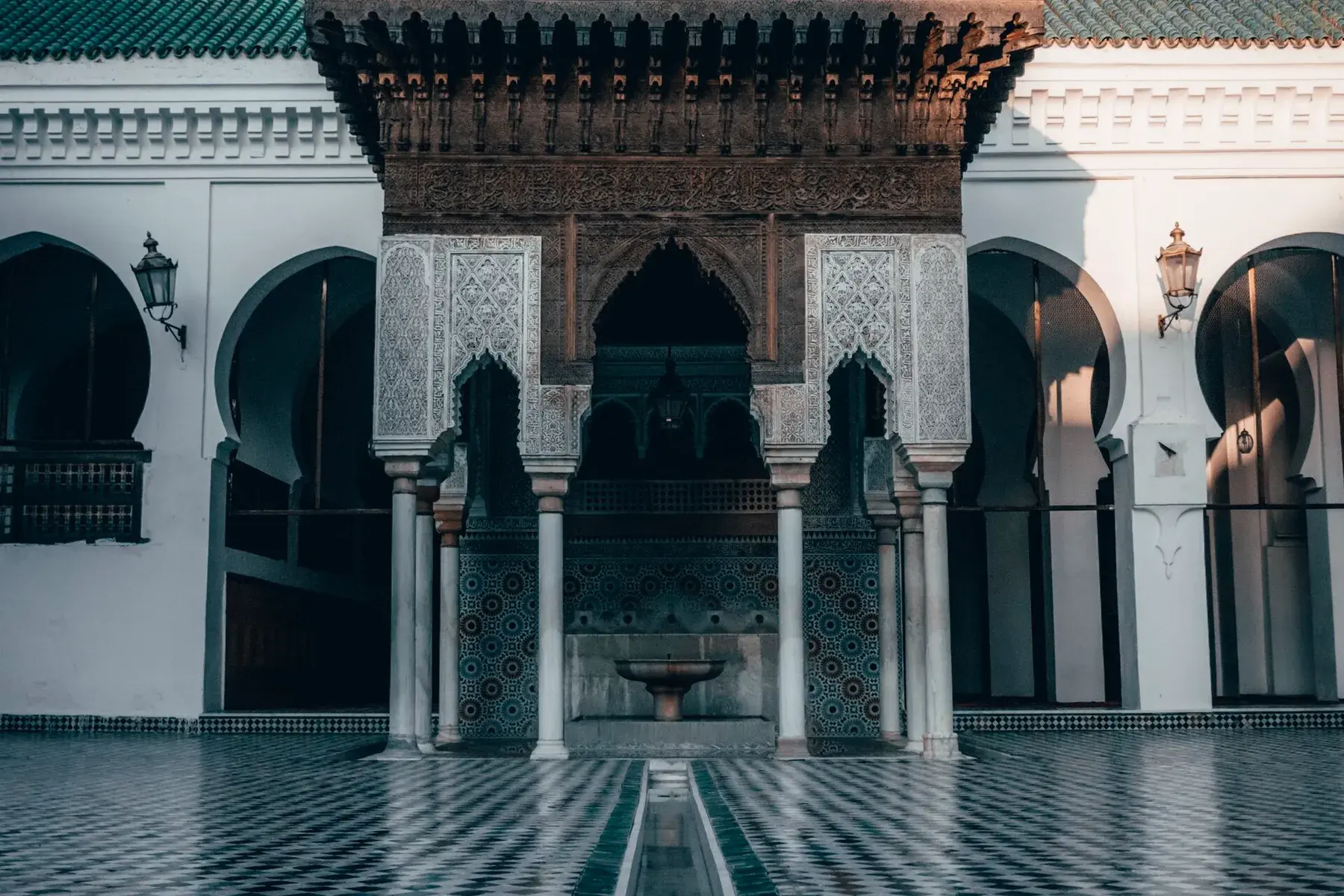 Patio de al-Qarawiyyin en Fez; la fotografía no implica acceso turístico al interior