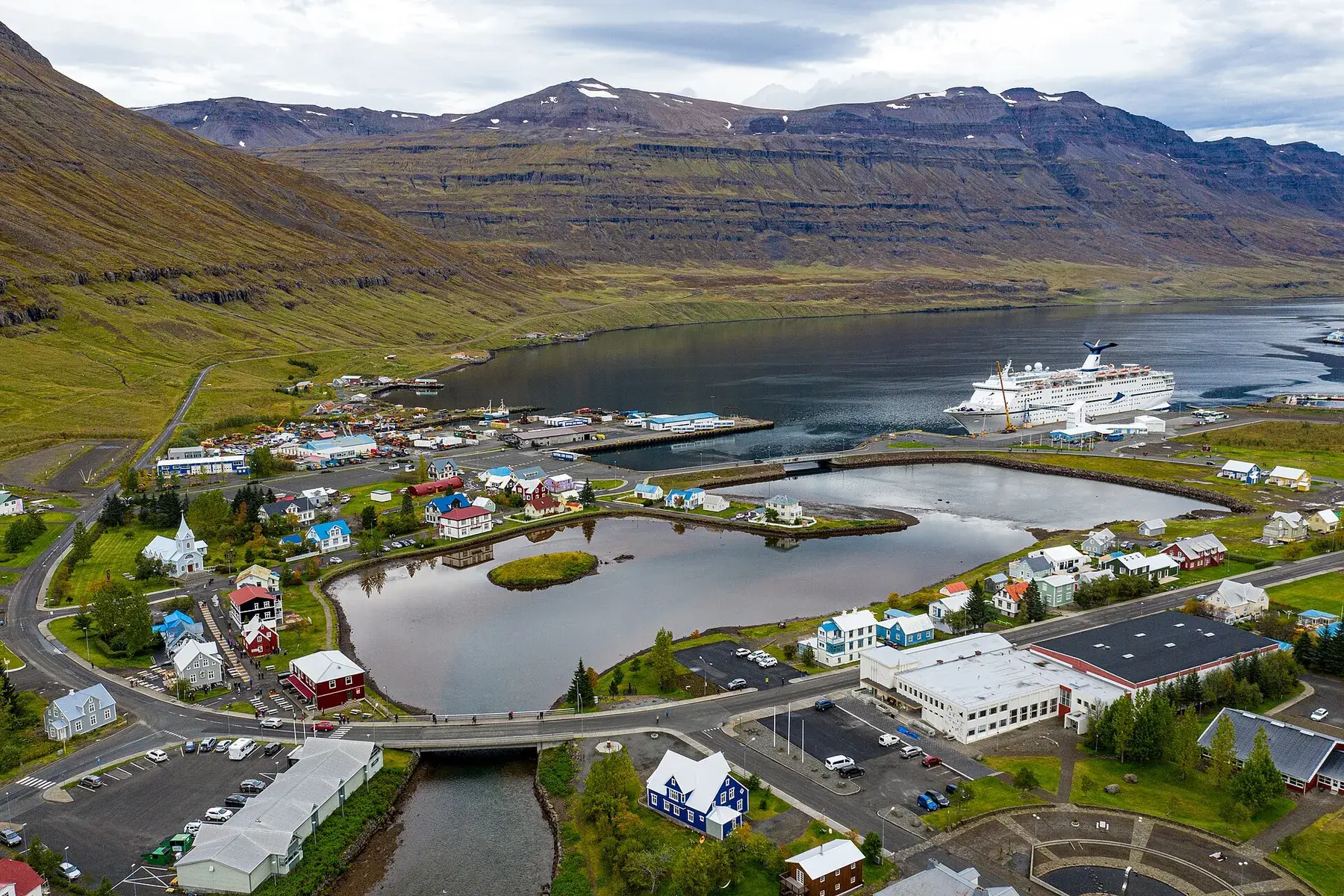 Pueblo y fiordo de Seyðisfjörður