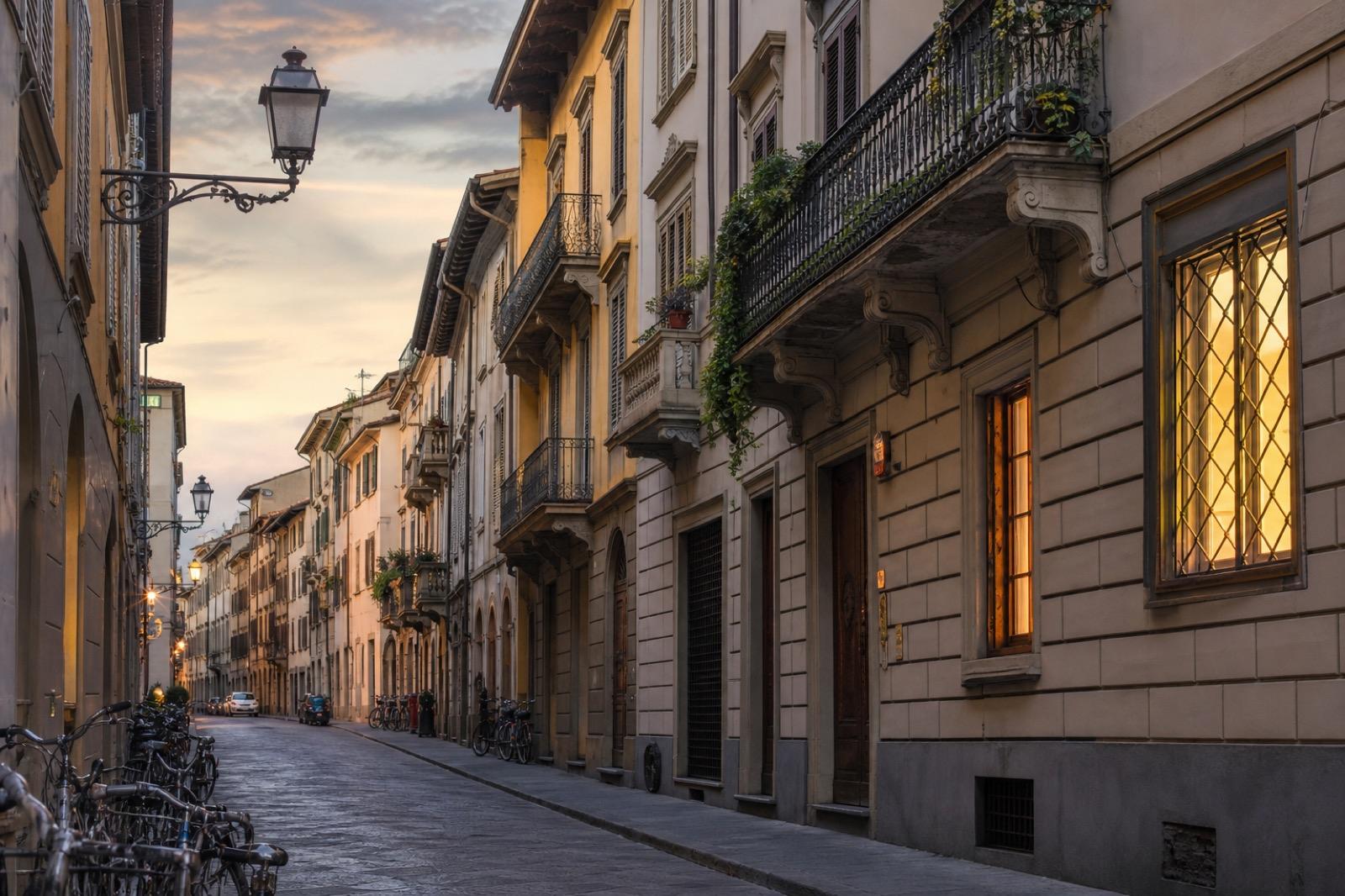 Calle residencial de Oltrarno con fachadas históricas y bicicletas