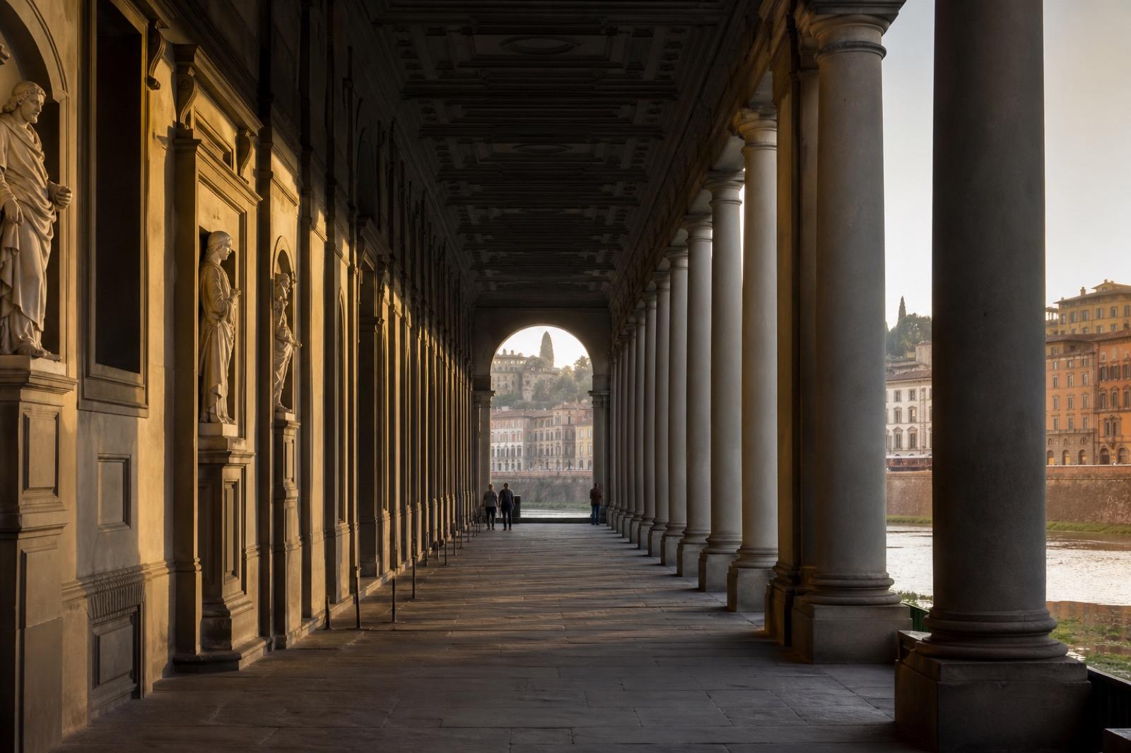 Galería porticada de los Uffizi al amanecer