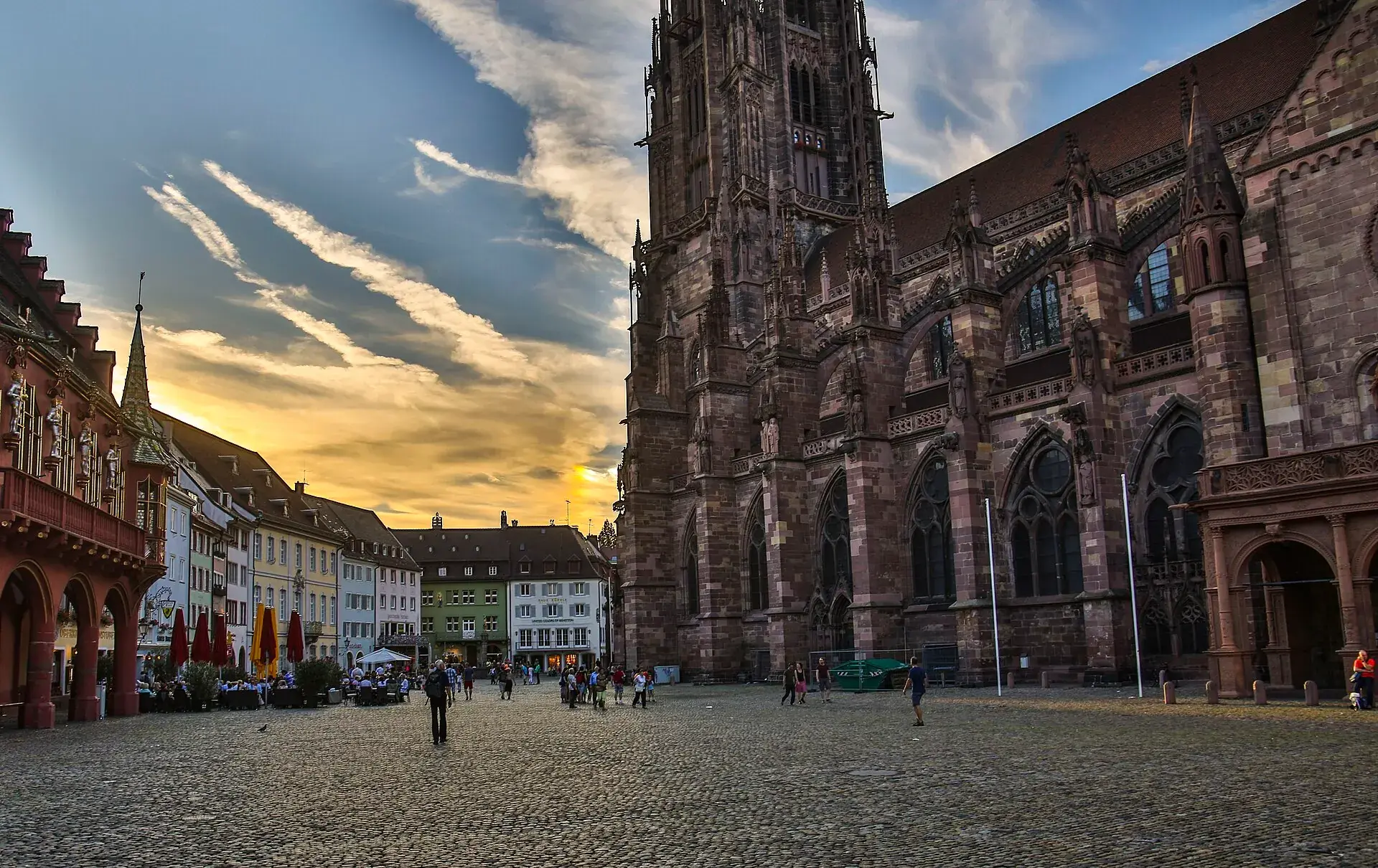 Münster y plaza de la catedral de Friburgo de Brisgovia