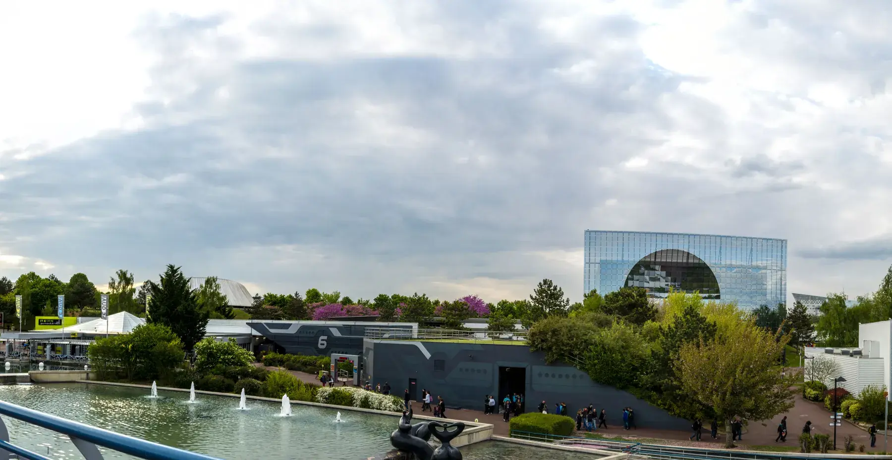Pabellones y espacios exteriores del parque Futuroscope