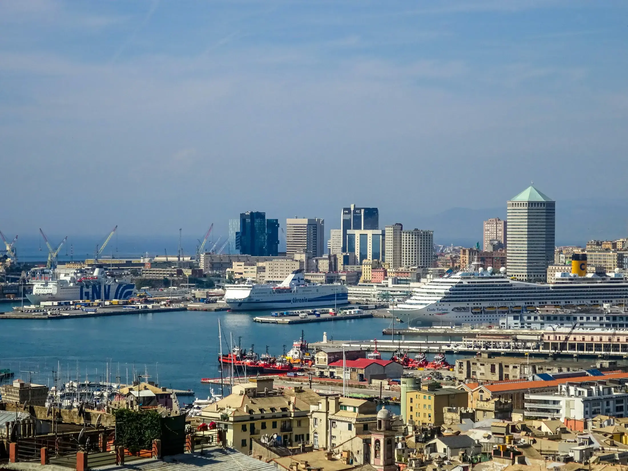 Puerto de Génova con la ciudad extendida frente al mar de Liguria