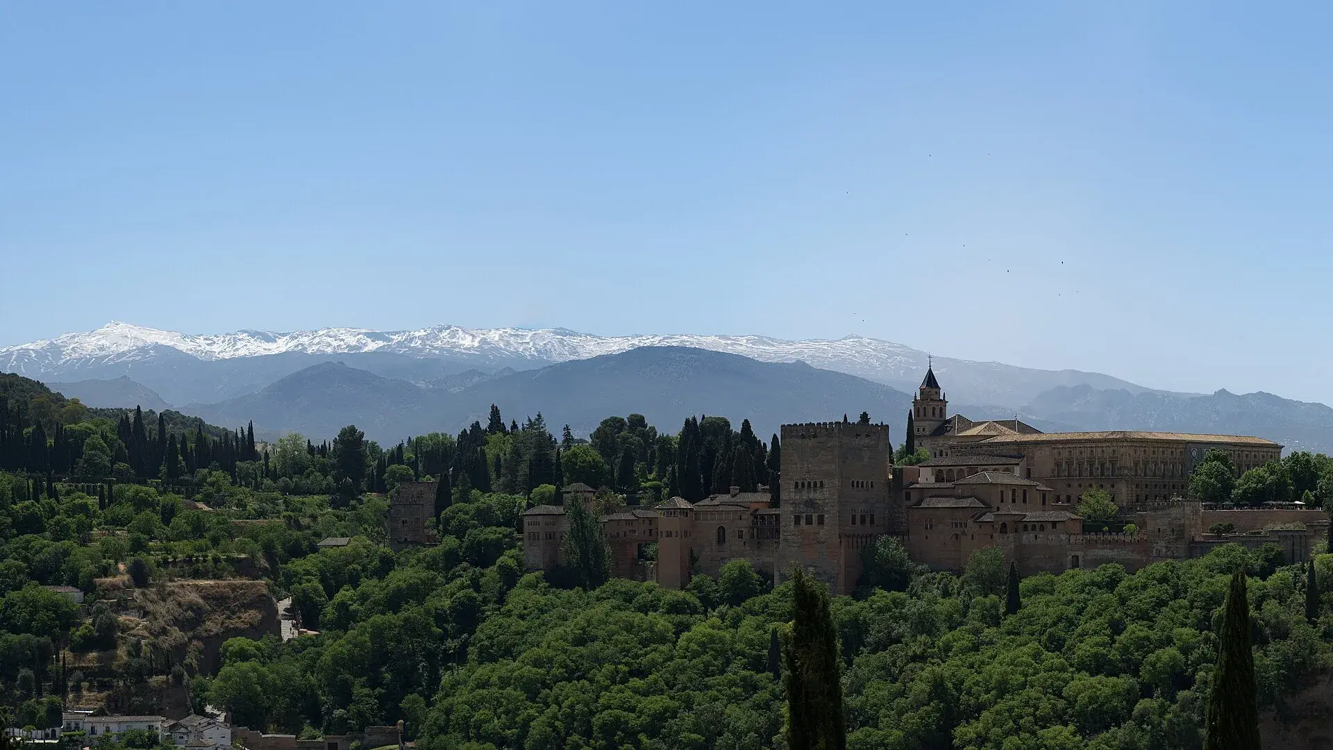 La Alhambra de Granada vista desde el Albaicín con Sierra Nevada al fondo