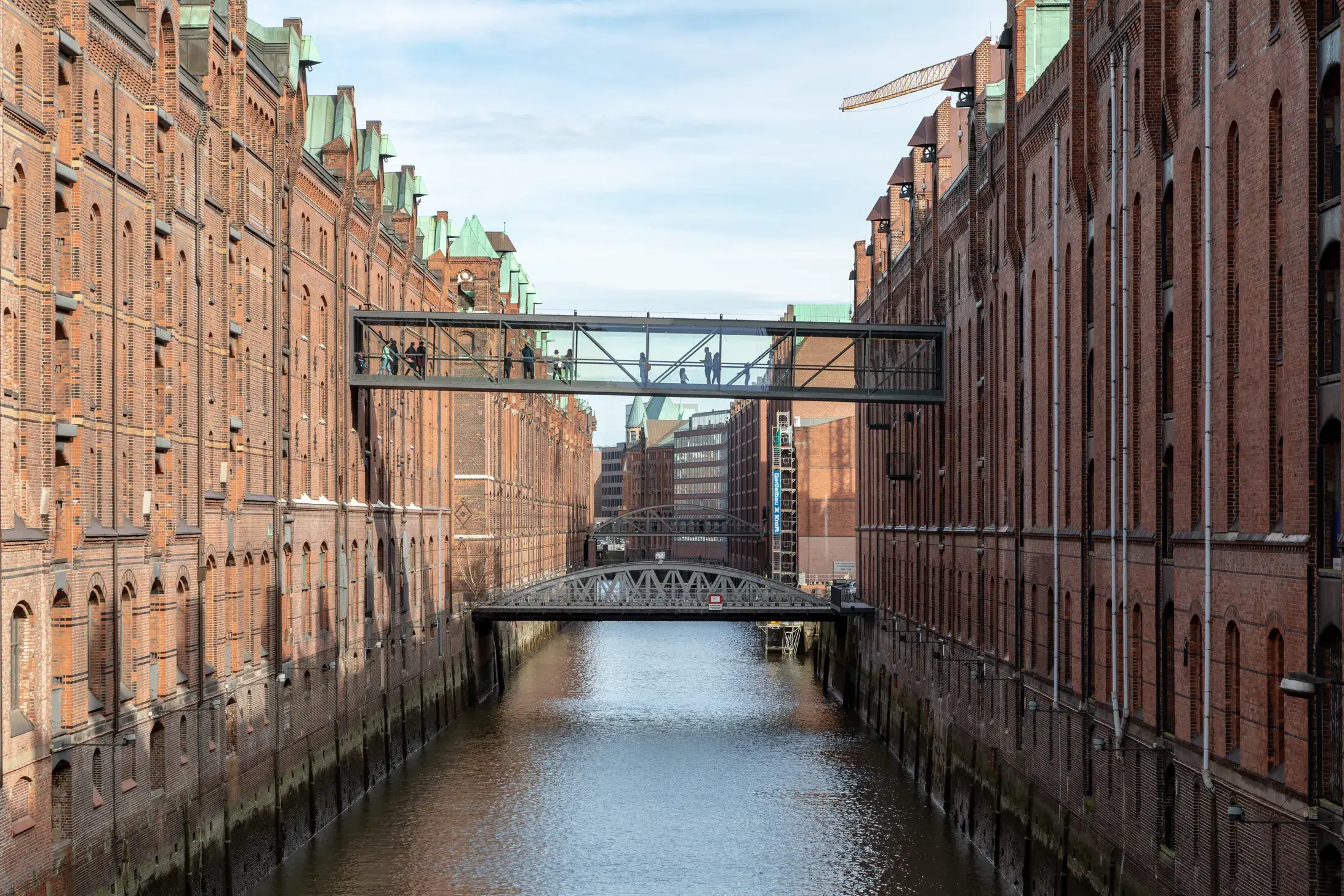 Almacenes de ladrillo y canal de Speicherstadt en Hamburgo