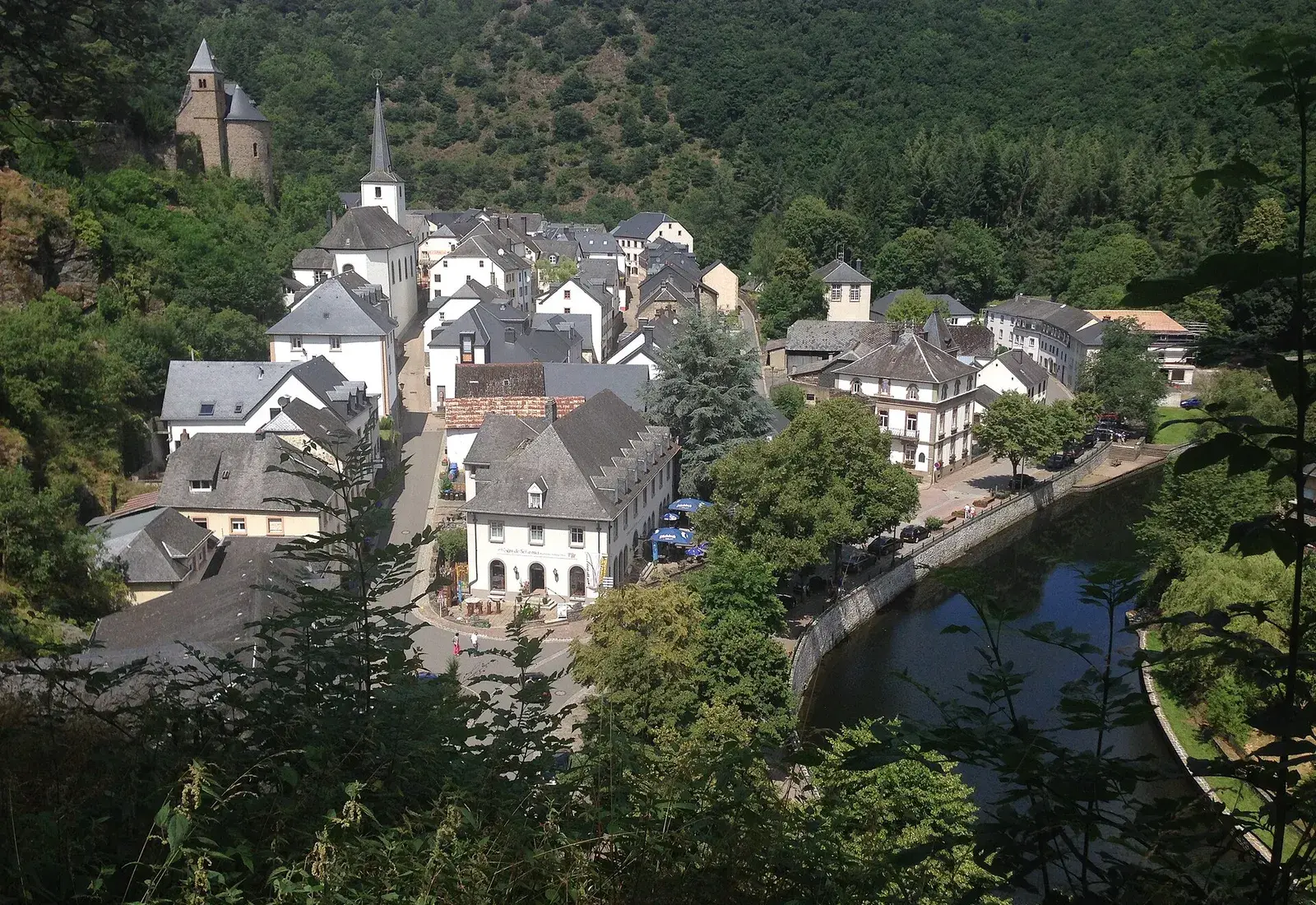 Pueblo de Esch-sur-Sûre en el meandro