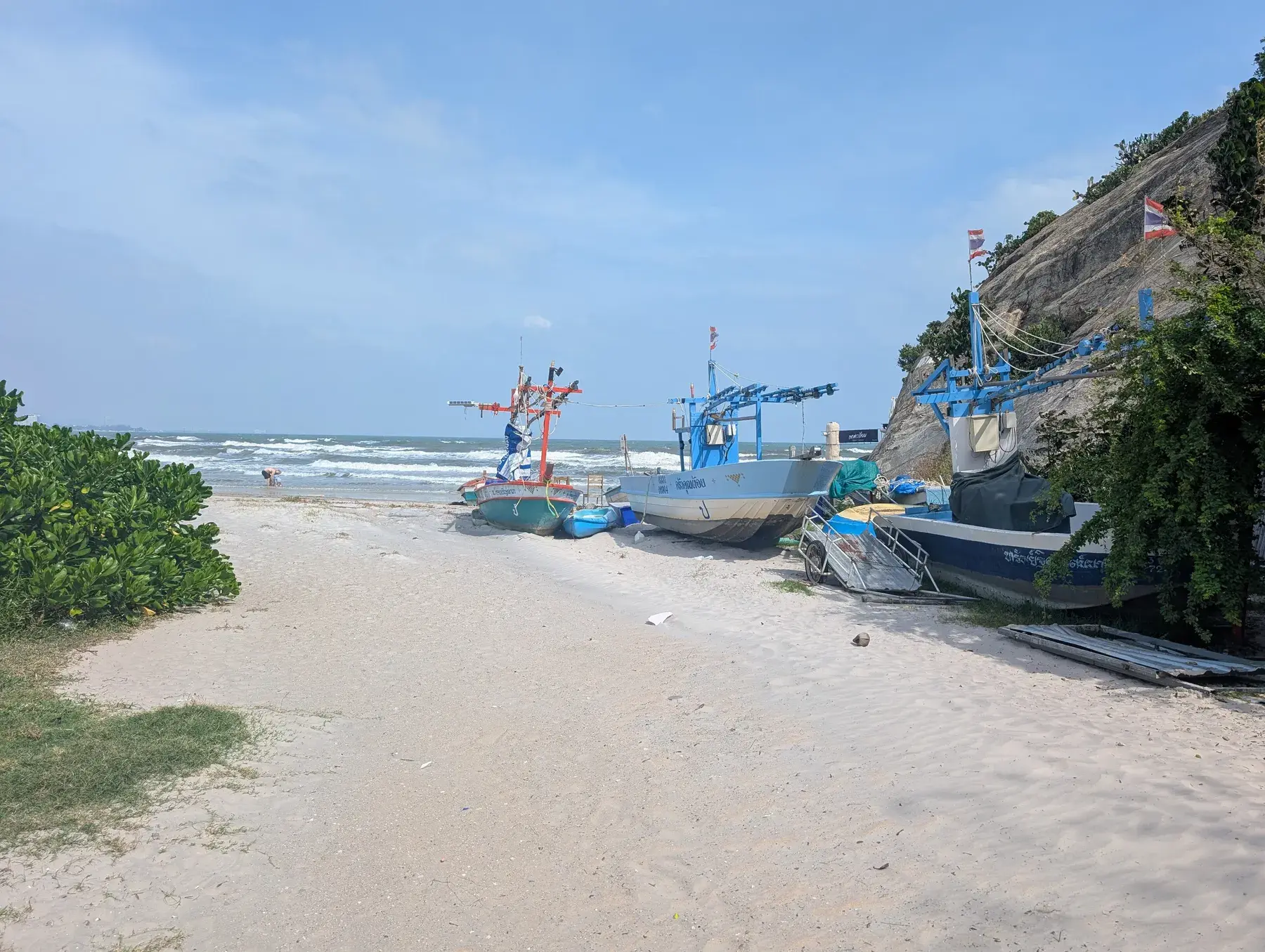 Frente de playa y embarcaciones en Hua Hin