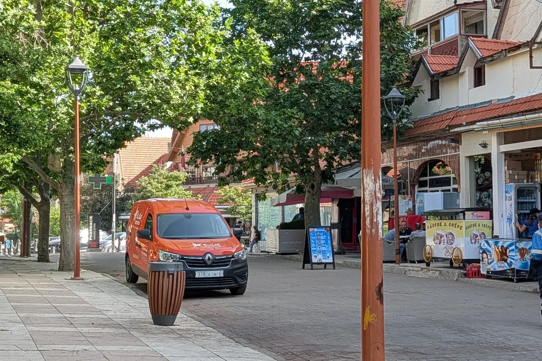 Calle y comercios de Ifrane en el Atlas Medio
