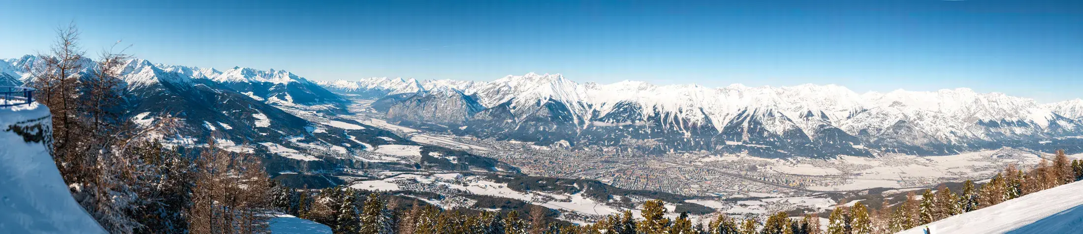 Panorama invernal de Innsbruck y el valle del Inn; la nieve de la fotografía no describe condiciones permanentes